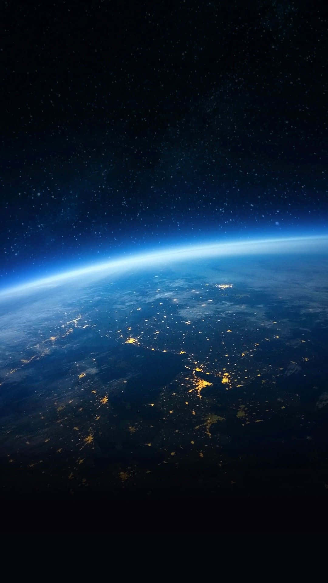 planet earth 桌布 壁紙 — 從太空觀看夜晚的地球，城市燈光在繁星點點的黑色天空中閃耀。