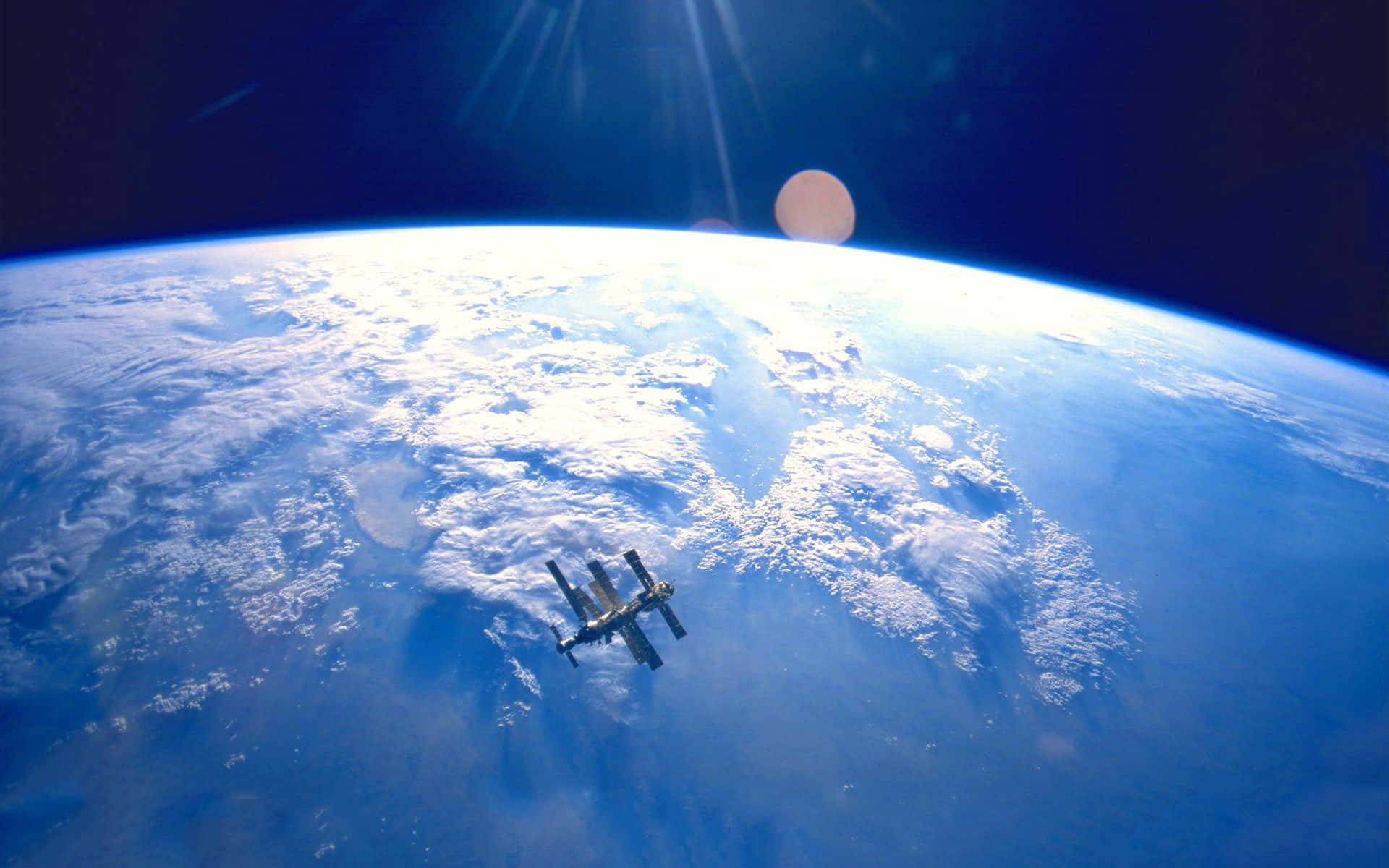 太空站繞地球運行，陽光和雲層圖案清晰可見。
