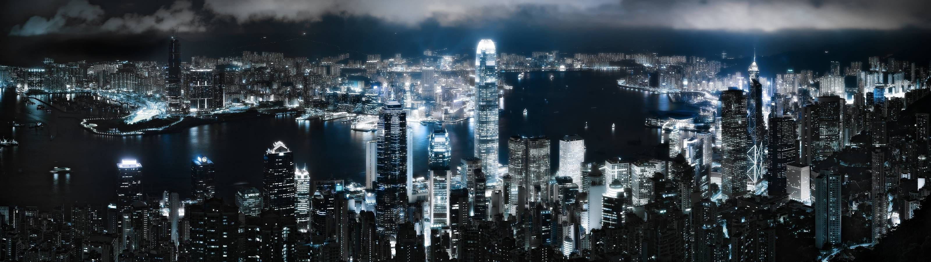 夜晚廣闊的城市，發光的摩天大樓和黑暗的水道。