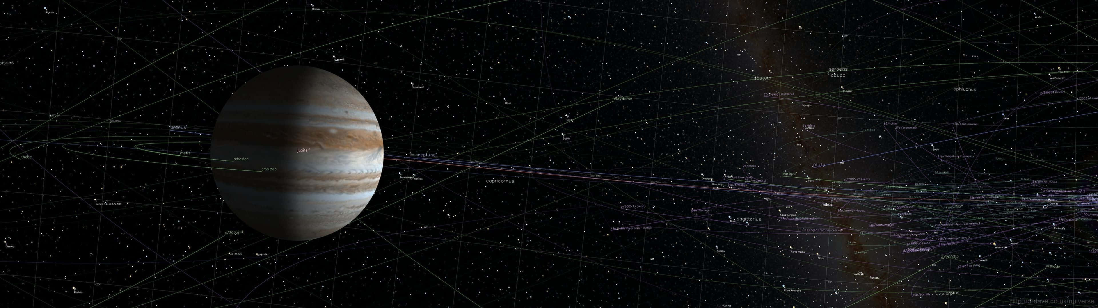 「從家中舒適探索宇宙奇觀」 壁紙 — 木星在佈滿星辰的夜空下顯得巨大，星空被發光的宇宙細絲和遙遠星雲穿透。