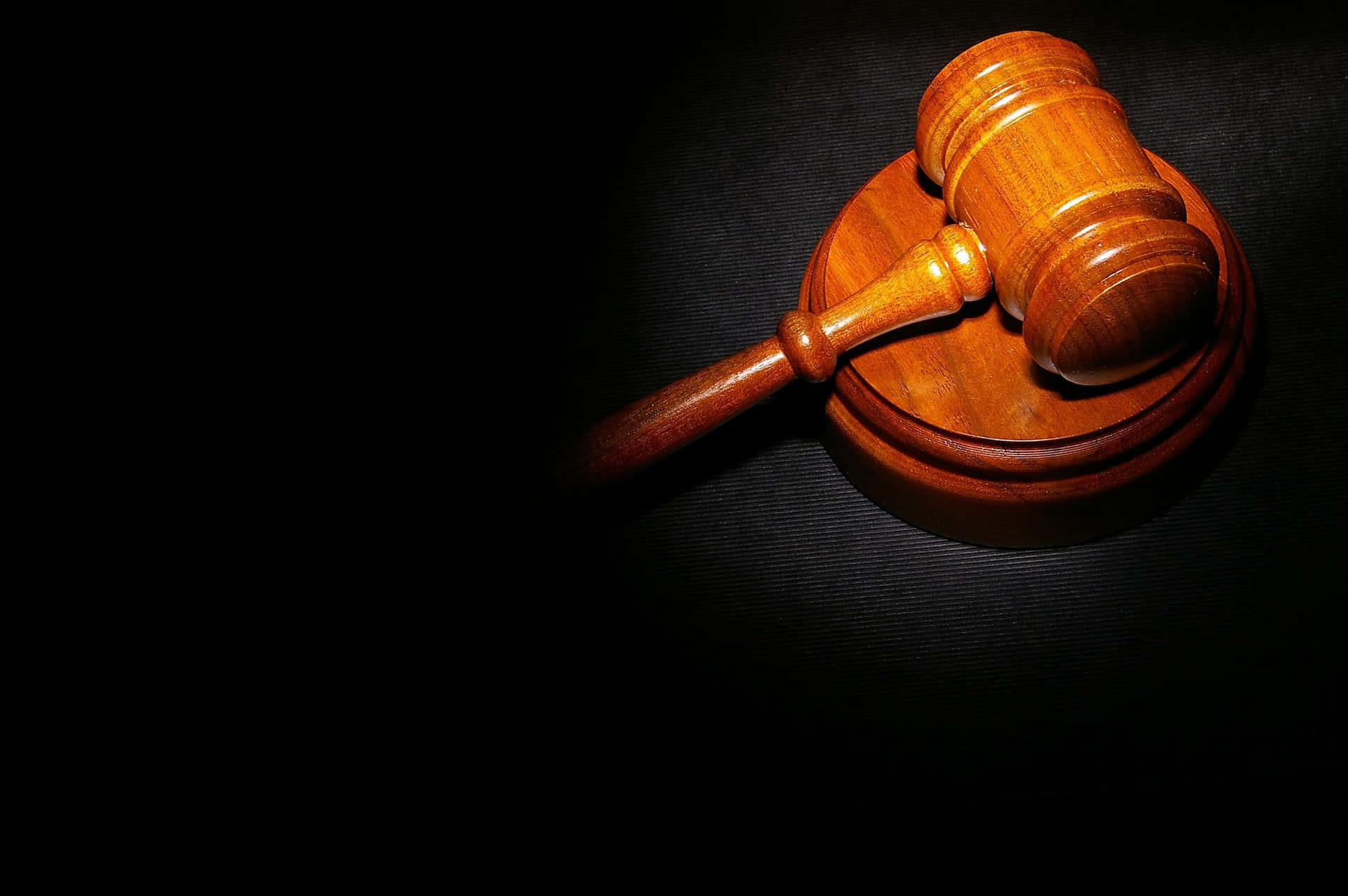 黑暗中照亮的一個木槌和共鳴塊。