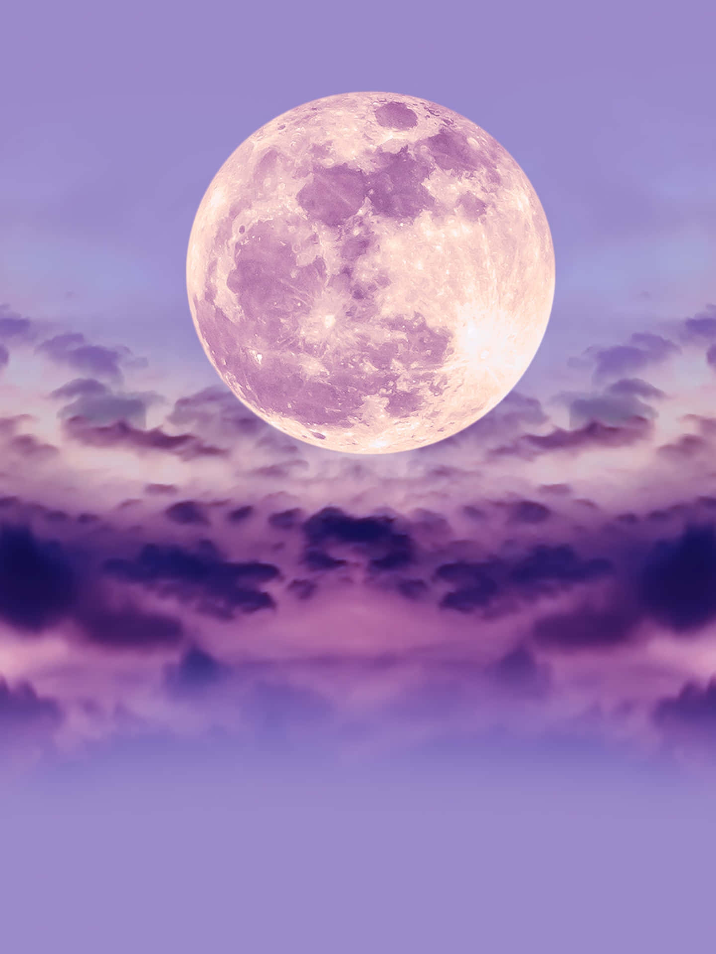 暮色天空中紫色雲海上發光的滿月