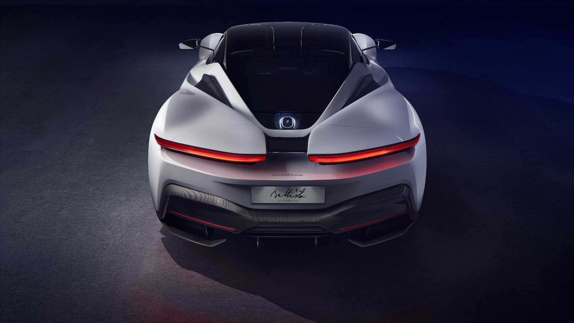 Pininfarina 桌布 壁紙 — 從後方看到的時尚銀色跑車，紅色尾燈在黑暗的攝影棚背景下發光。