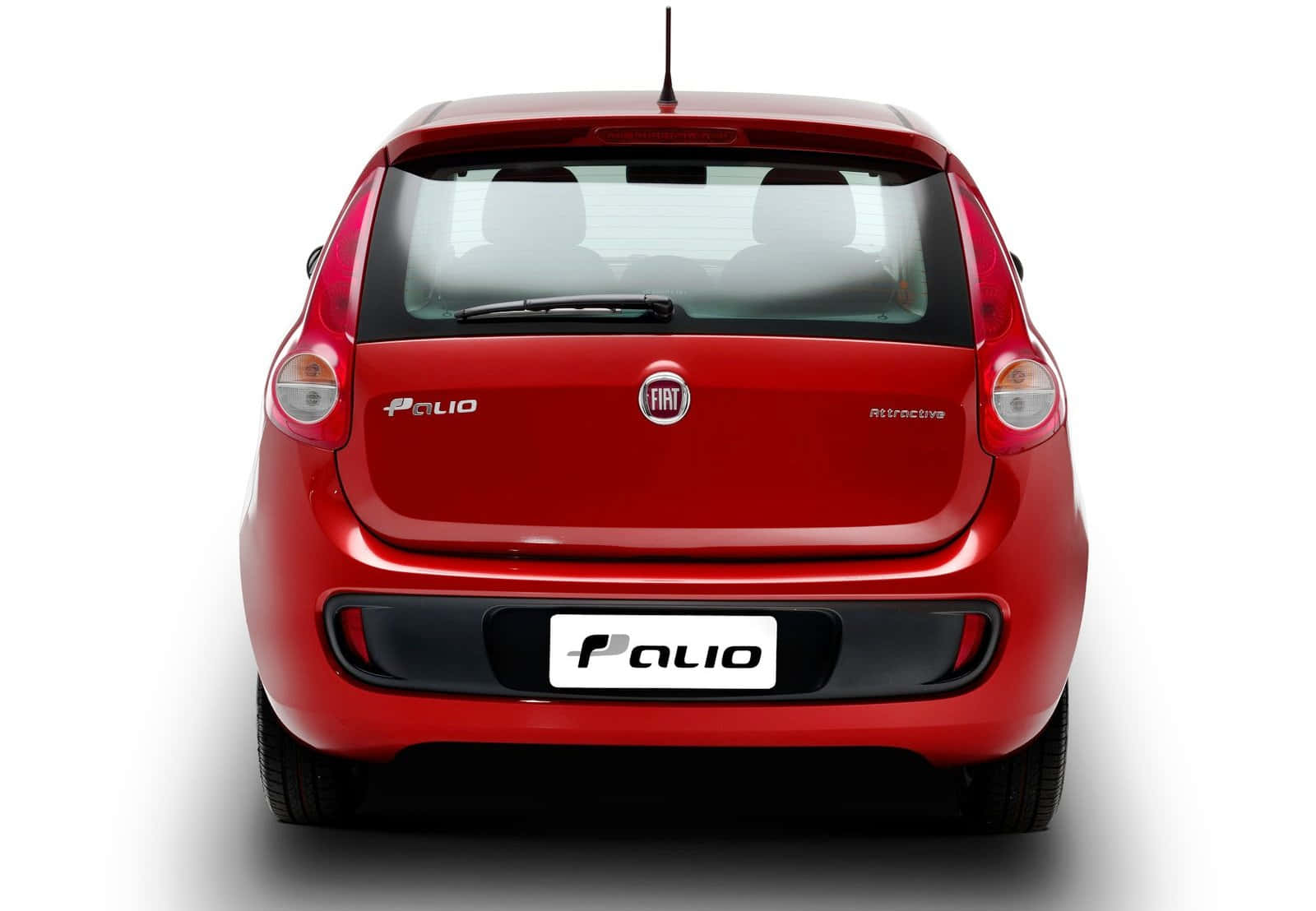 Fiat Palio 桌布 壁紙 — 從後方觀看一輛鮮紅色嘅菲亞特PALIO小型房車，背景係乾淨嘅白色攝影棚。