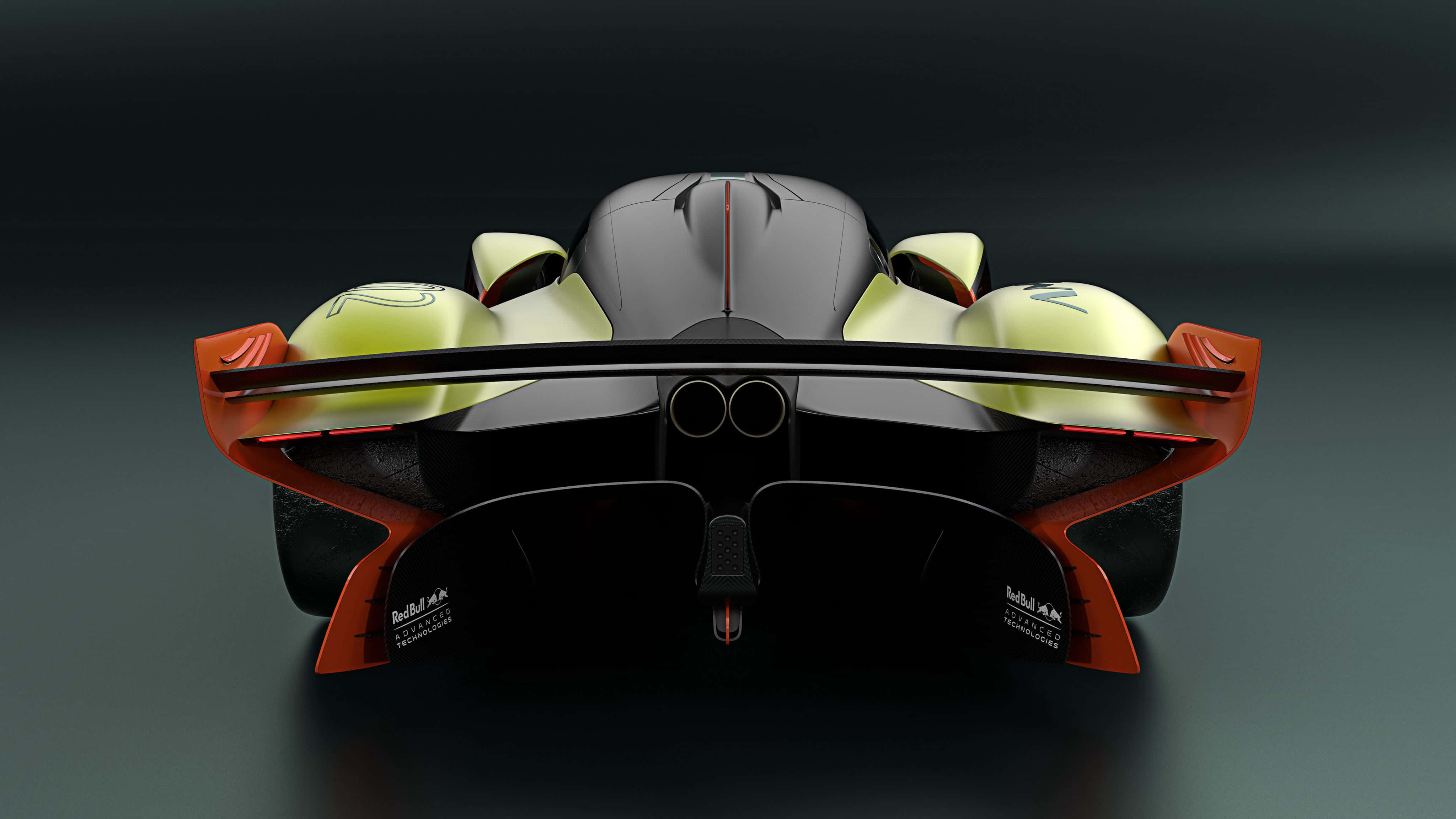 Aston Martin Valkyrie 桌布 壁紙 — 從後方觀看的時尚未來賽車，帶有發光的青檸綠色點綴和醒目的橙色擴散器，背景為深色工作室。