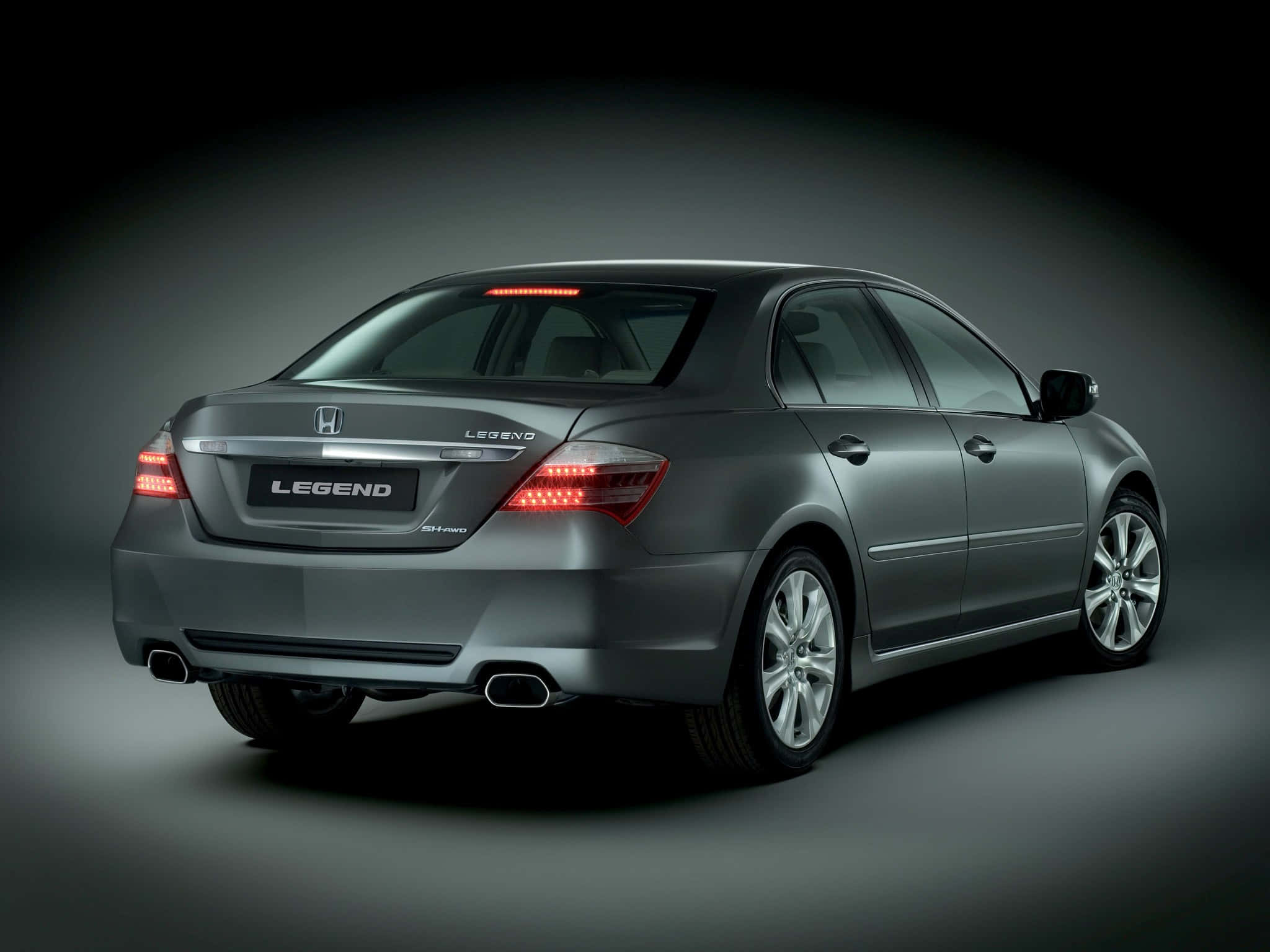 Honda Legend 桌布 壁紙 — 從後方觀看的時尚銀色本田Legend轎車，在深色工作室背景下帶有發光的紅色尾燈。