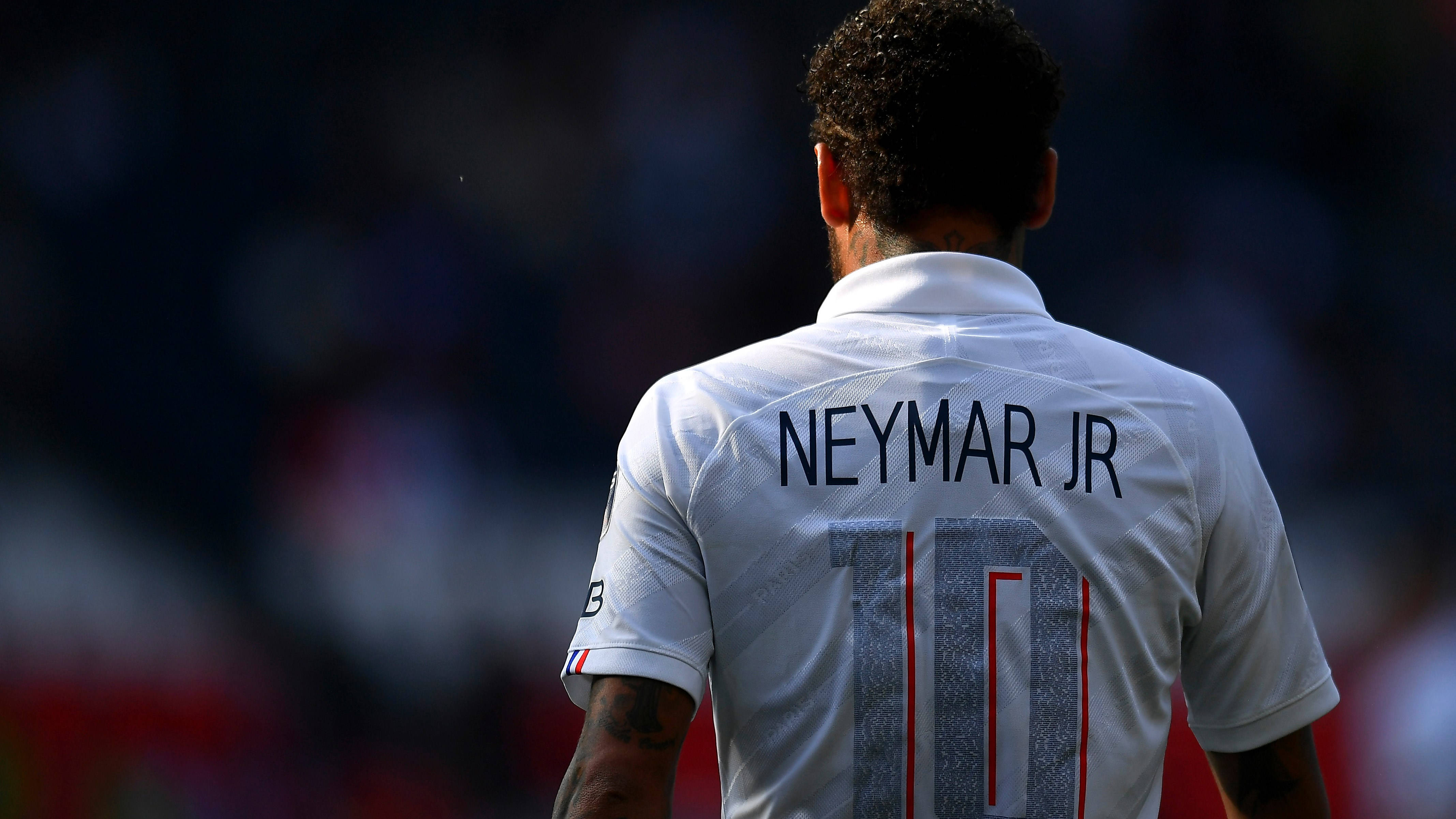 Brazil 桌布 壁紙 — 從後方觀看身穿白色10號球衣的足球員尼馬（Neymar Jr）站在球場上。