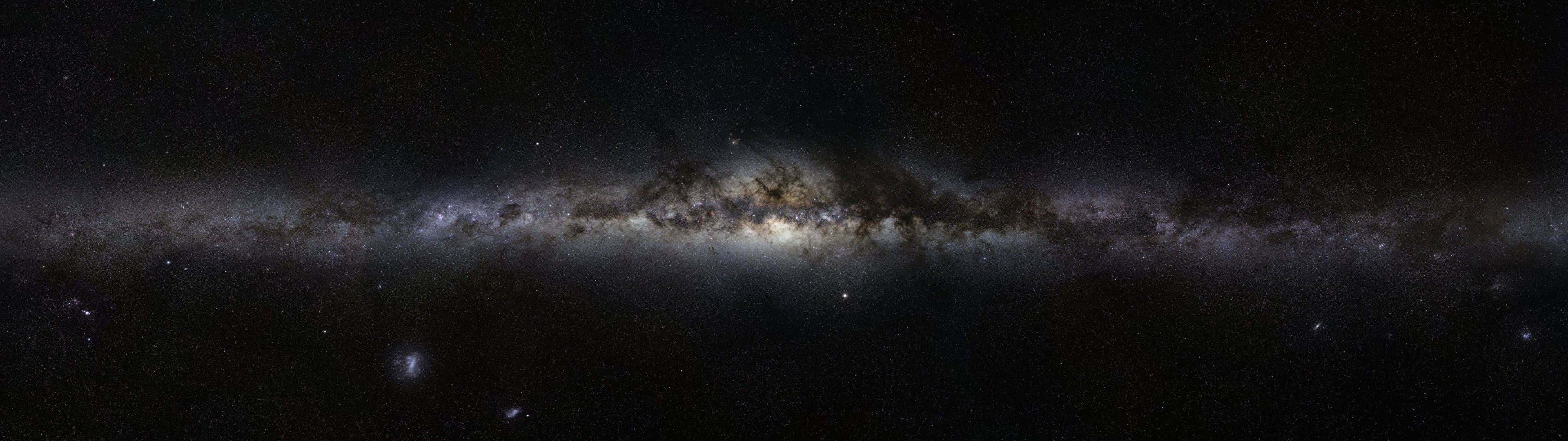 銀河系在黑暗的星空中閃耀。
