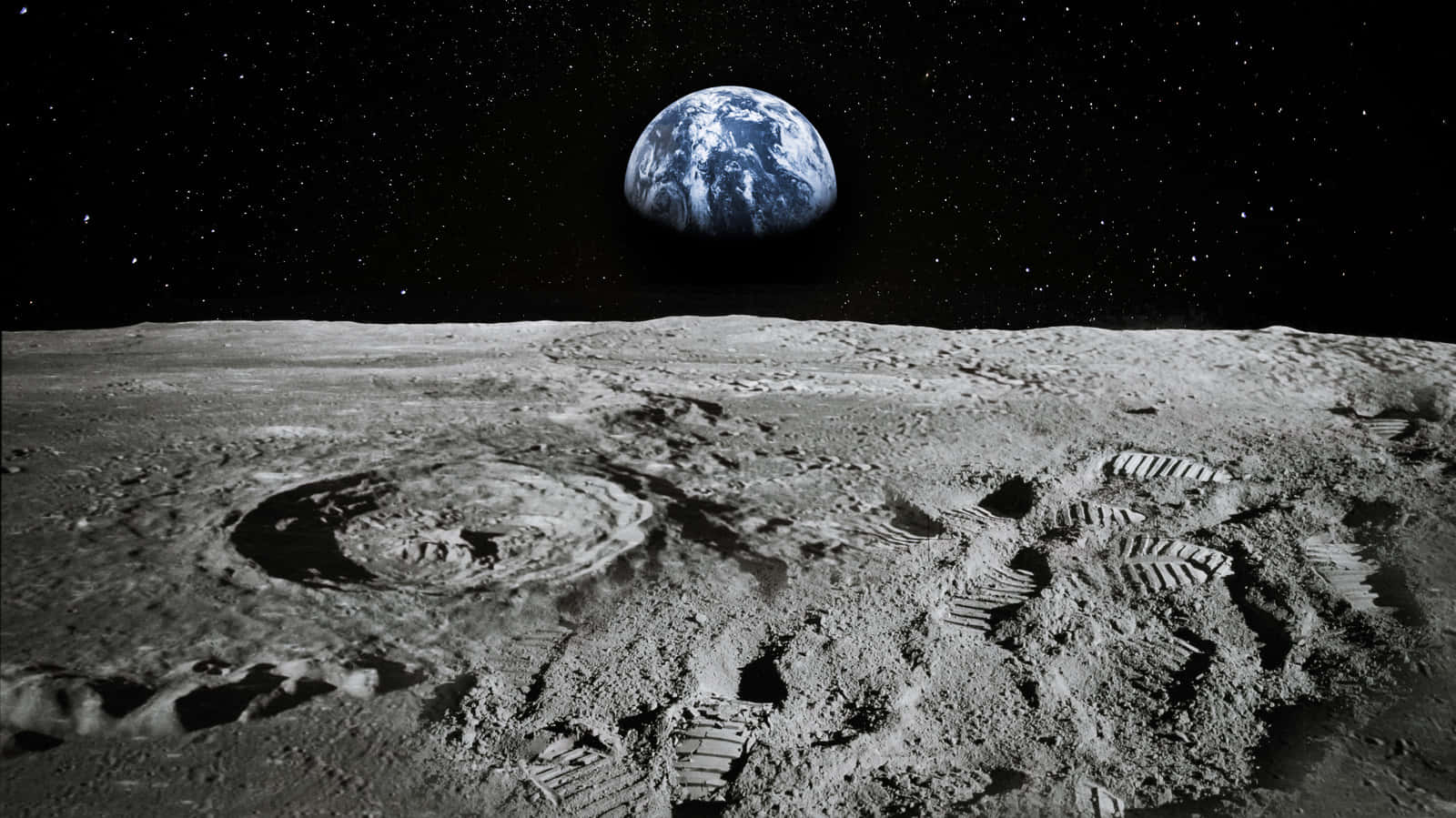 月球表面有太空人腳印，天空可見地球。