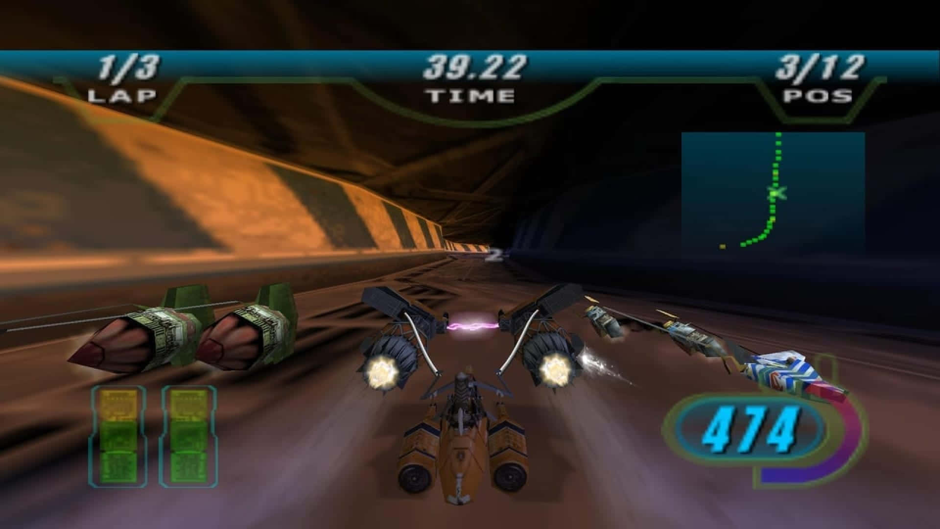 Podracing 桌布 壁紙 — 從未來噴射車駕駛艙視角，在黑暗隧道中疾馳並帶有發光HUD元素的賽車遊戲畫面。