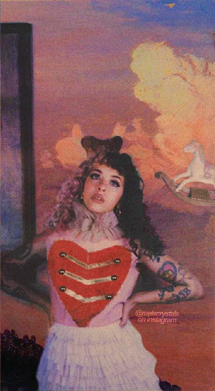 火焰天空下，身穿紅色緊身衣、帶有紋身的女性與漂浮的馬。