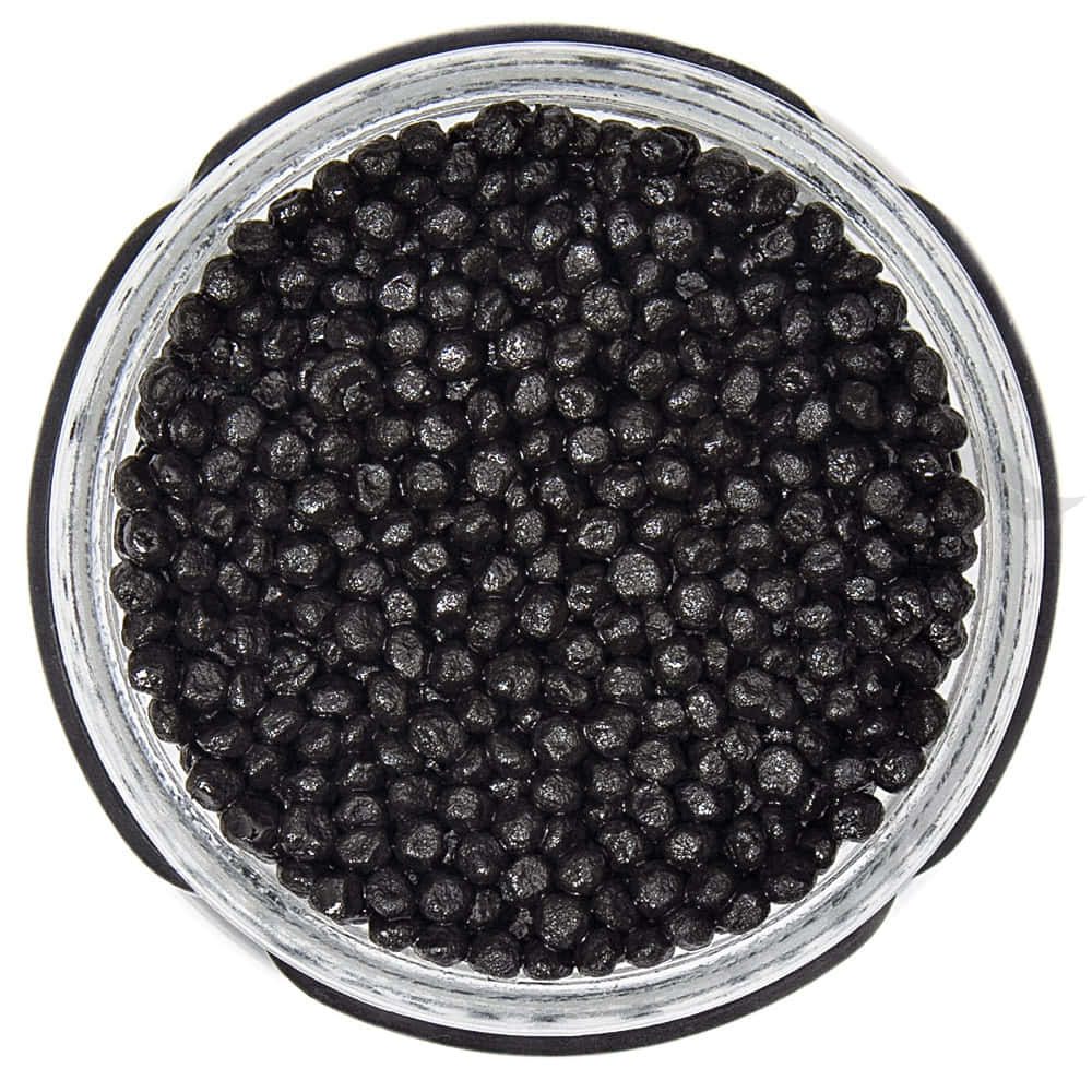 Black Caviar 桌布 壁紙 — 從正上方俯瞰，一個透明玻璃罐裝滿了光澤的黑色魚子醬珍珠，襯著純白背景。