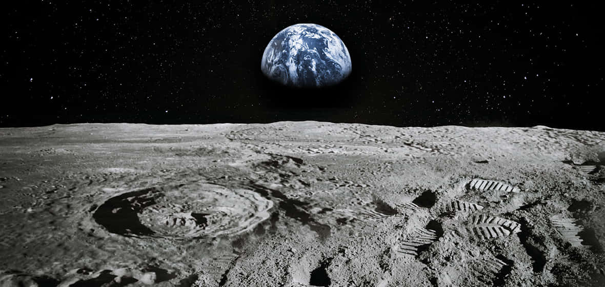 月球表面有太空人腳印，天空可見地球。
