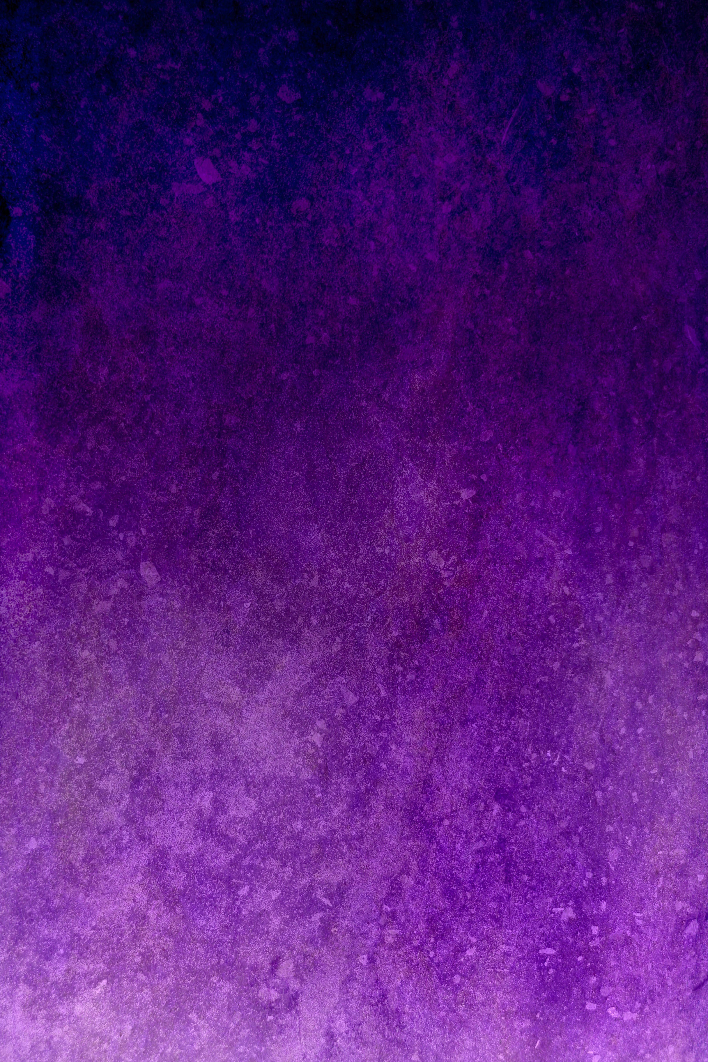 漸變動畫 桌布 壁紙 — 從深紫到淺紫的紋理漸變，帶有斑點狀的筆觸效果，營造出情緒化的抽象背景。