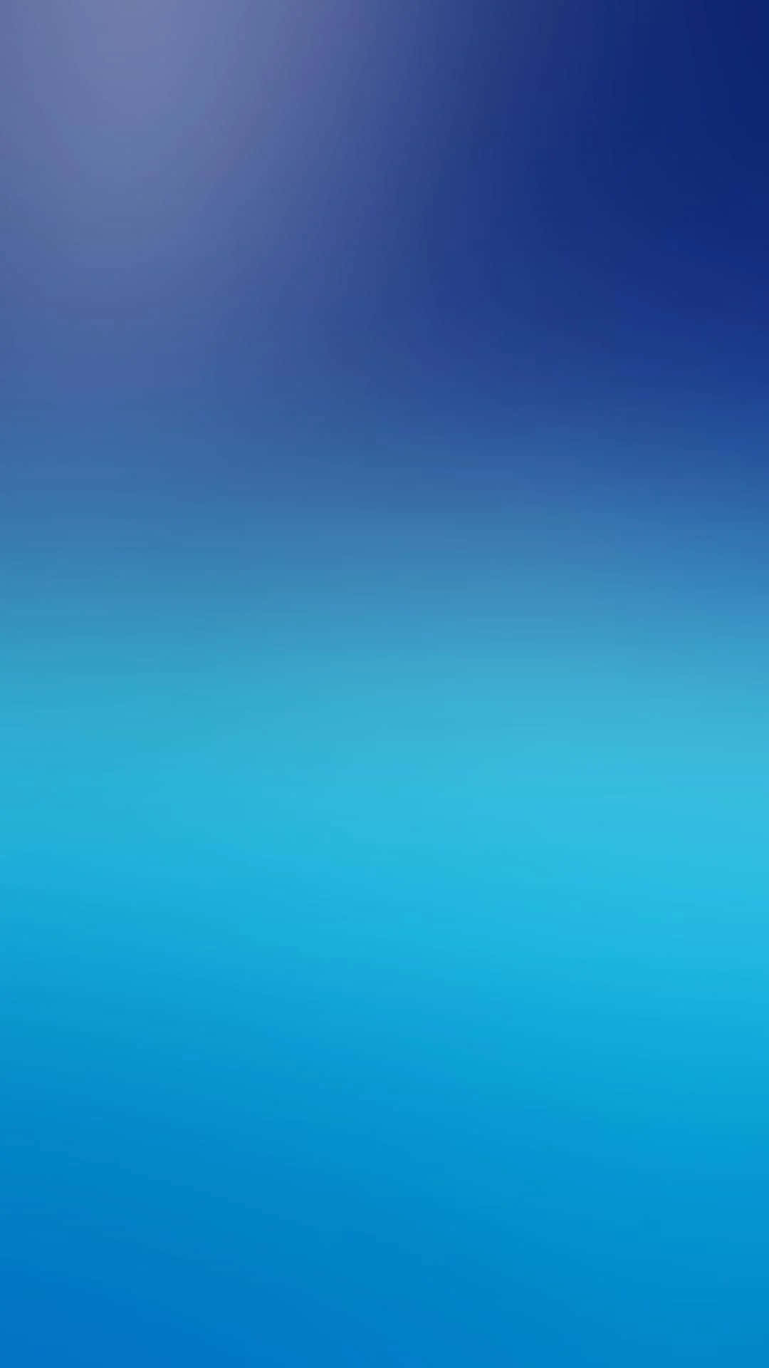 Retina Display 桌布 壁紙 — 從深藍到淺藍的寧靜漸變，讓人聯想到平靜的海洋深處或黃昏的天空。