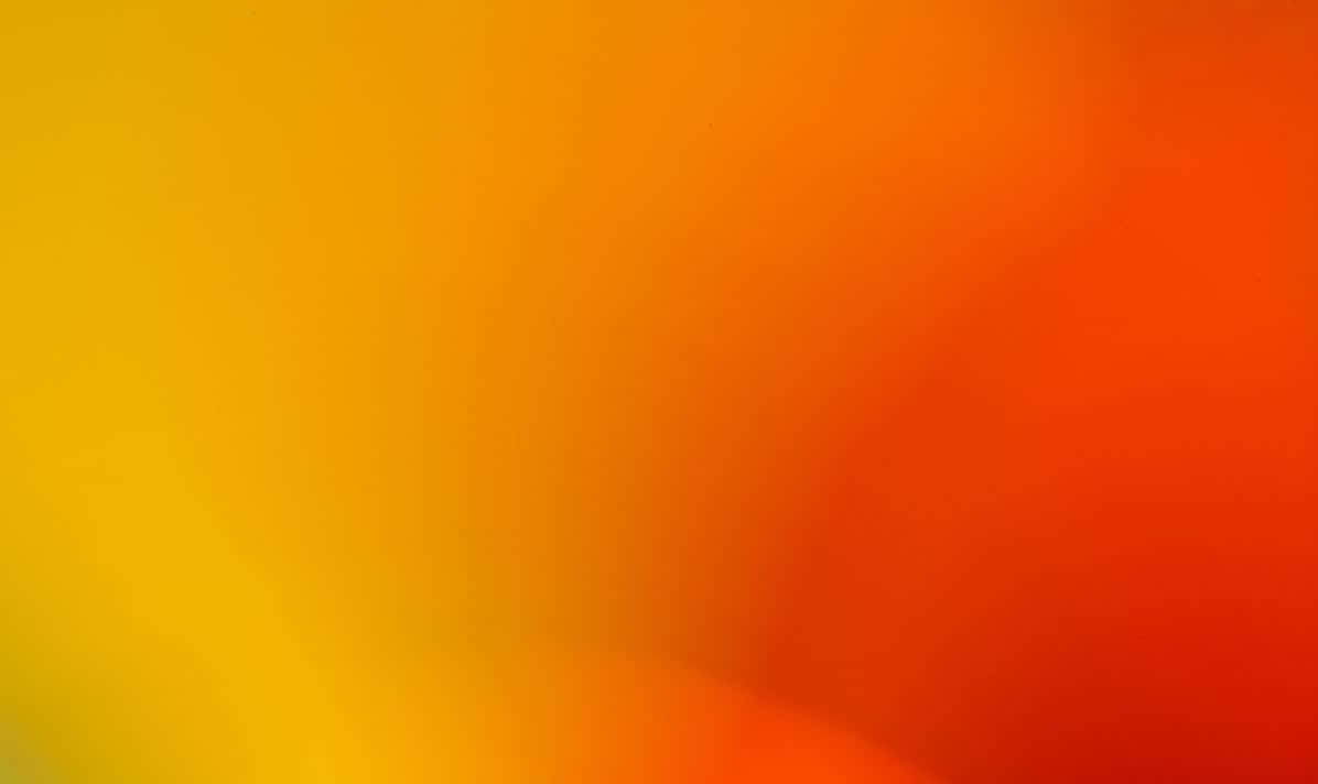 Orange And Yellow 桌布 壁紙 — 從溫暖黃色到火熱橙色的平滑漸變，營造出發光的抽象背景。