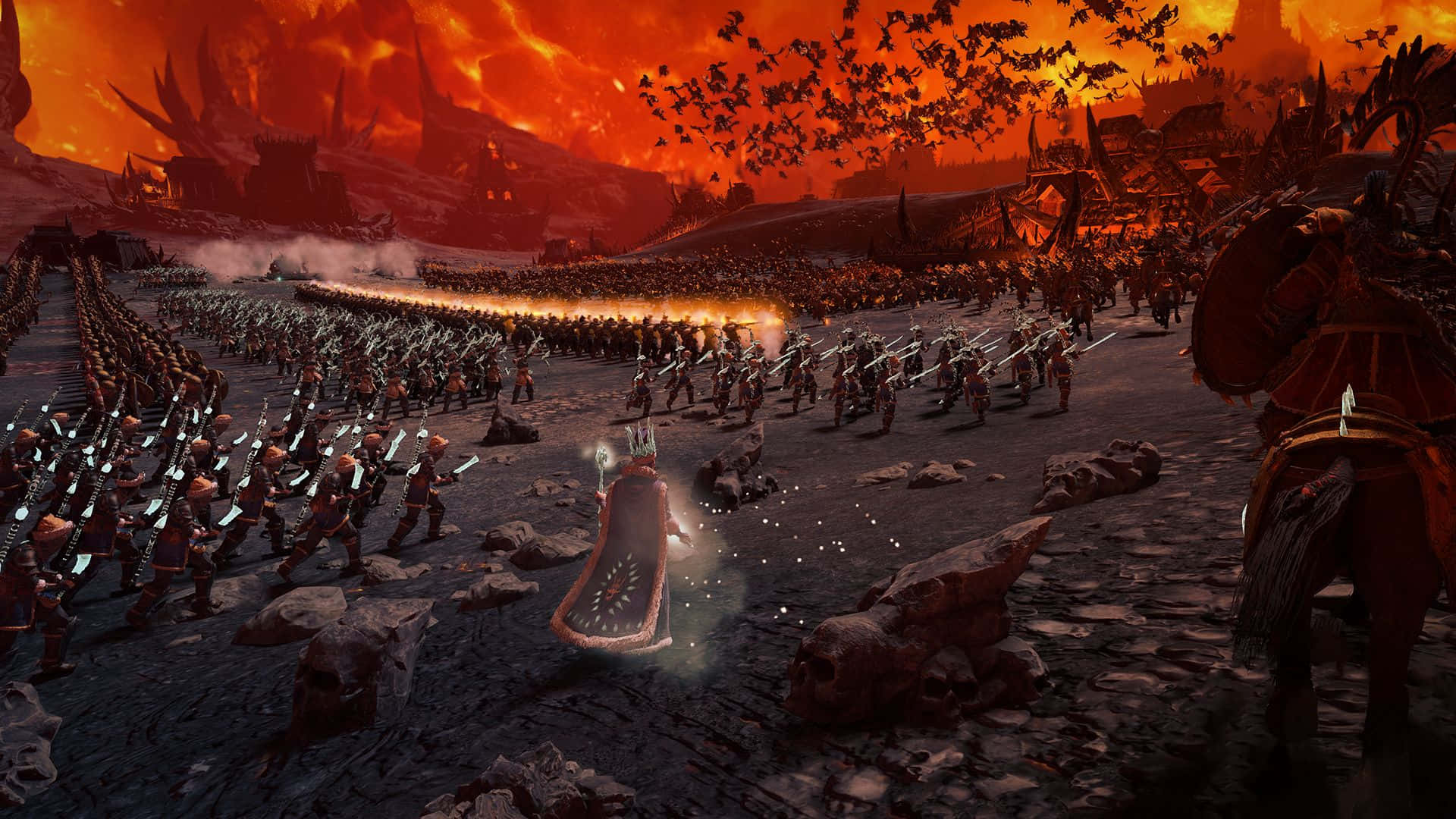 從灰燼中崛起 1920x1080 Total War Warhammer 背景 壁紙 — 一支龐大的軍隊在熾熱橙色天空下穿越火山戰場，遠方有骷髏般的山脈。