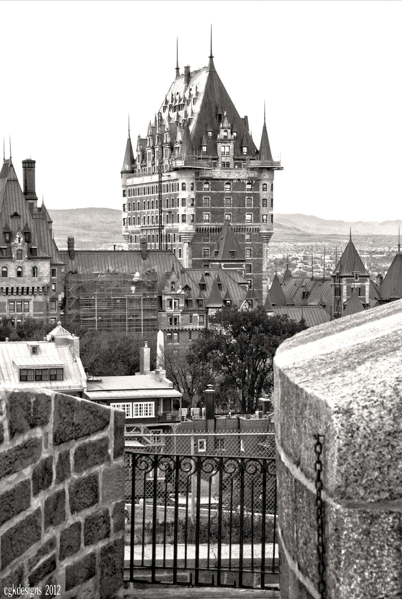 The Citadel 桌布 壁紙 — 從石欄杆俯瞰魁北克市歷史悠久的Château Frontenac及周圍屋頂的黑白景觀。