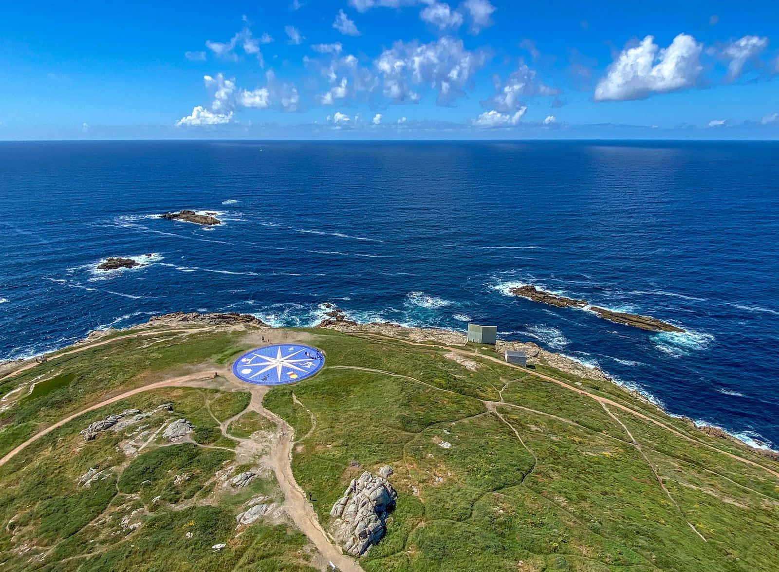 海岸懸崖上的指南針玫瑰藝術裝置，俯瞰海洋