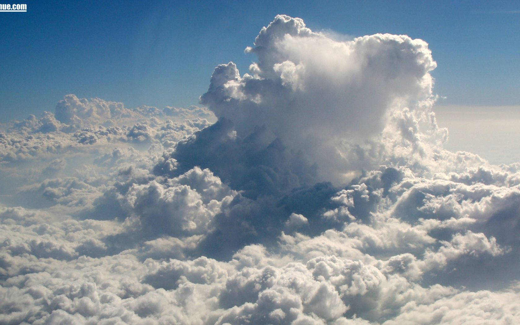 從空中俯瞰大片雲層 壁紙
