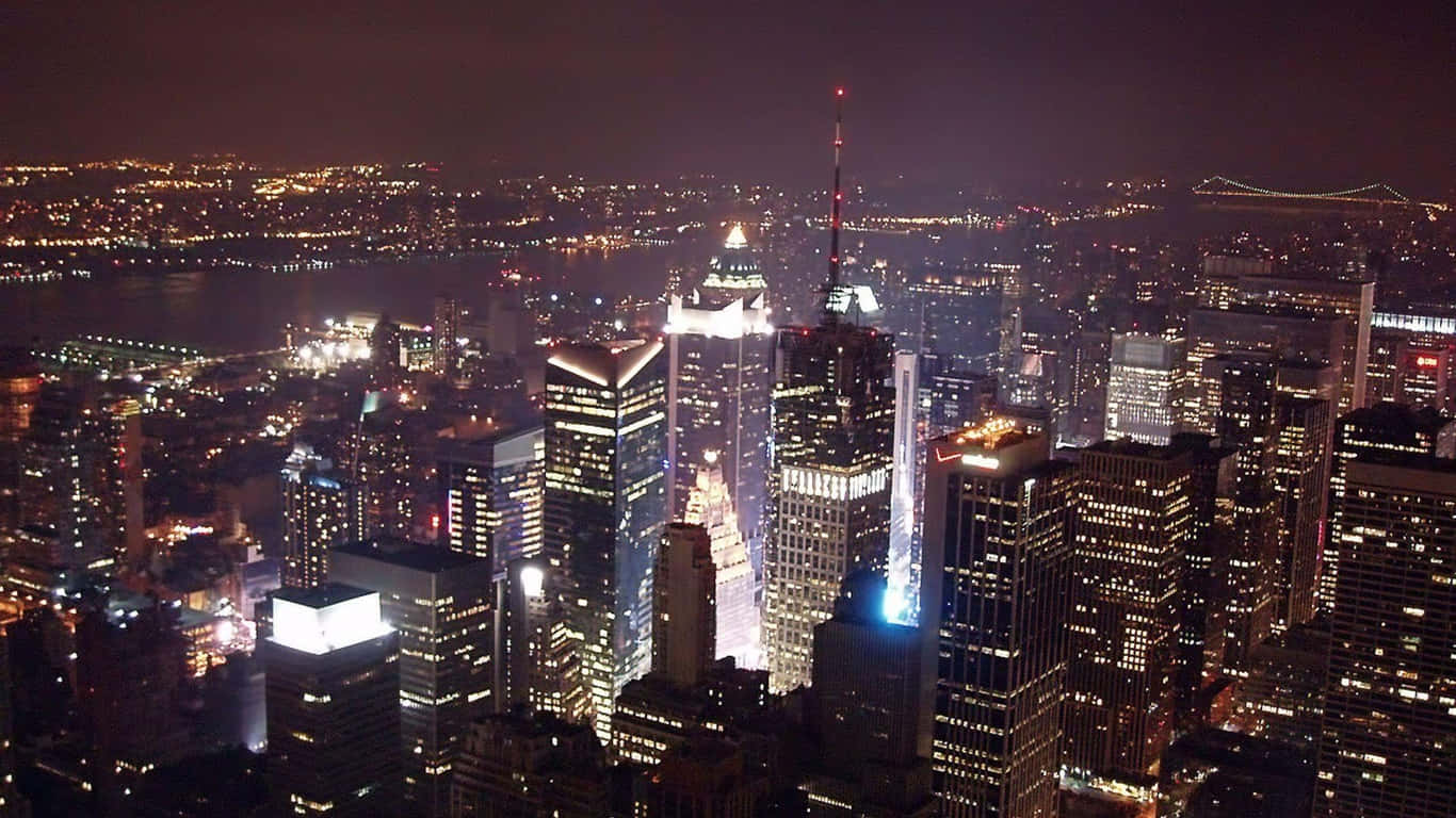 紐約市高樓大廈和橋樑在夜間亮燈的空中景觀。