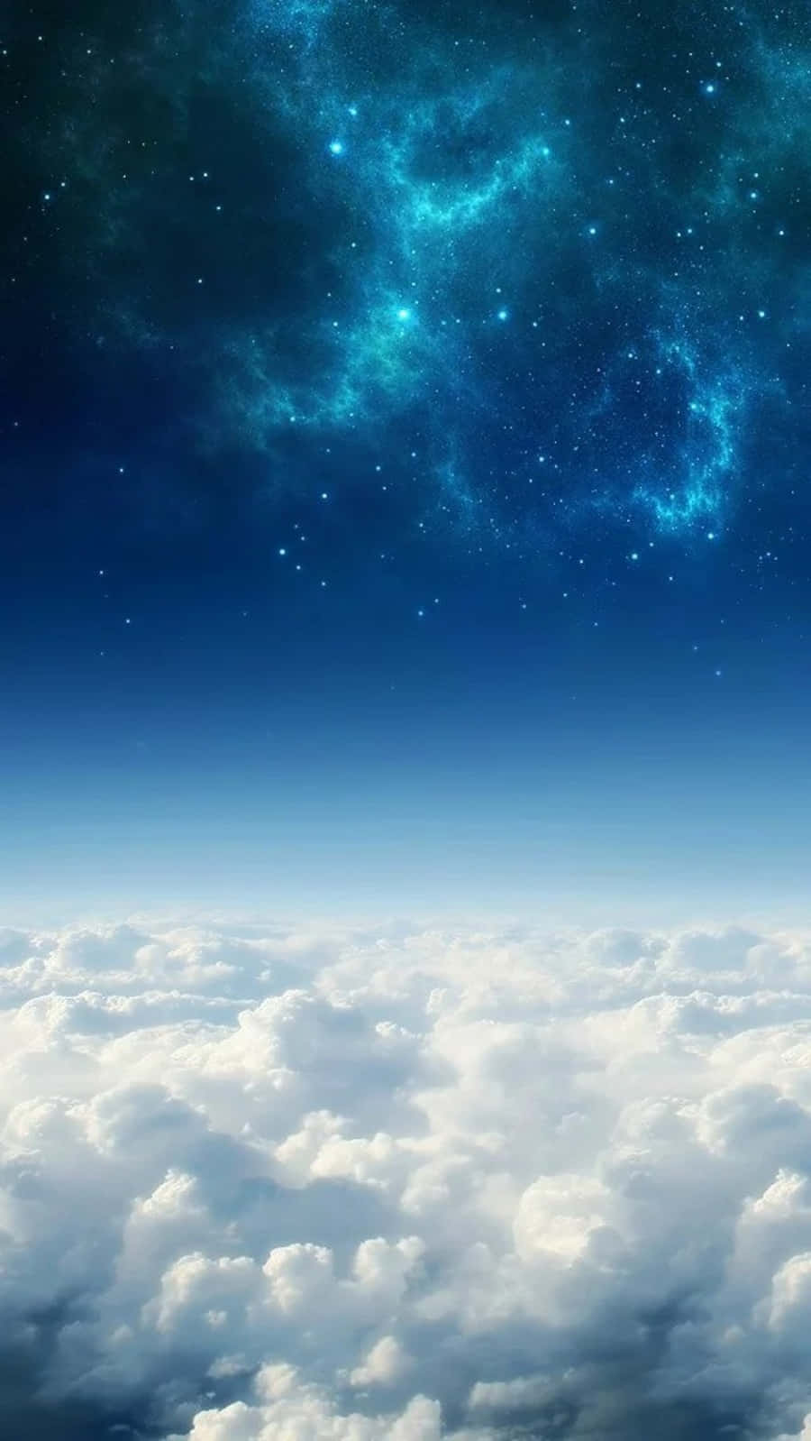 藍天 桌布 壁紙 — 從蓬鬆白雲上方仰望充滿活力的藍色星雲和夜空中閃爍星星的壯麗景色。