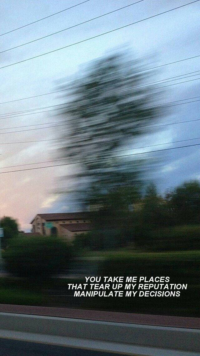 Shawn Mendes《There's Nothing Holdin' Me Back》 壁紙 — 從行駛中的車輛在黃昏時看到的模糊路邊景色，帶有關於操縱和聲譽的文字疊加。