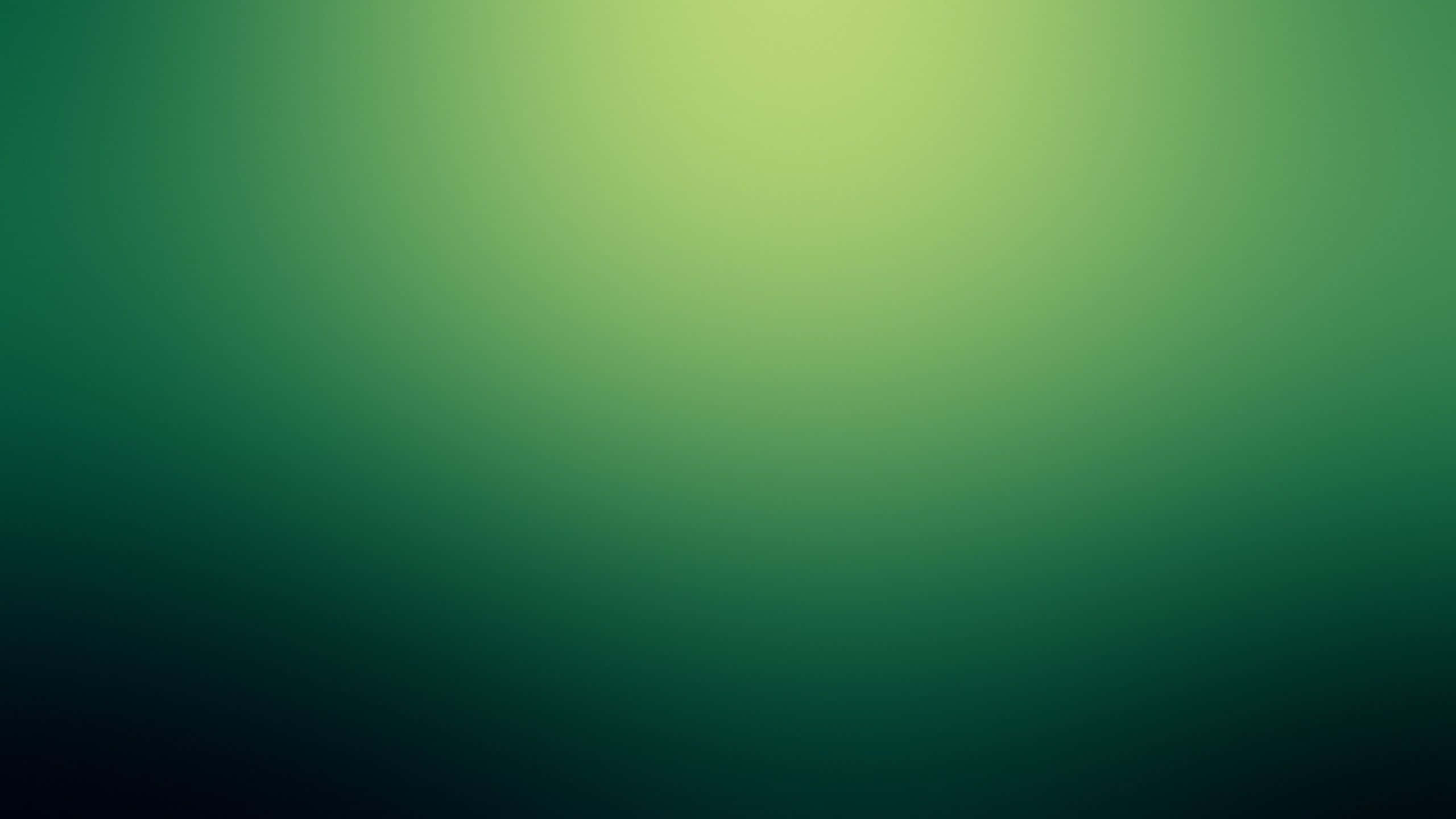 Green Gradient 桌布 壁紙 — 從邊緣的深森林綠色平滑過渡到中心的亮青檸綠色。
