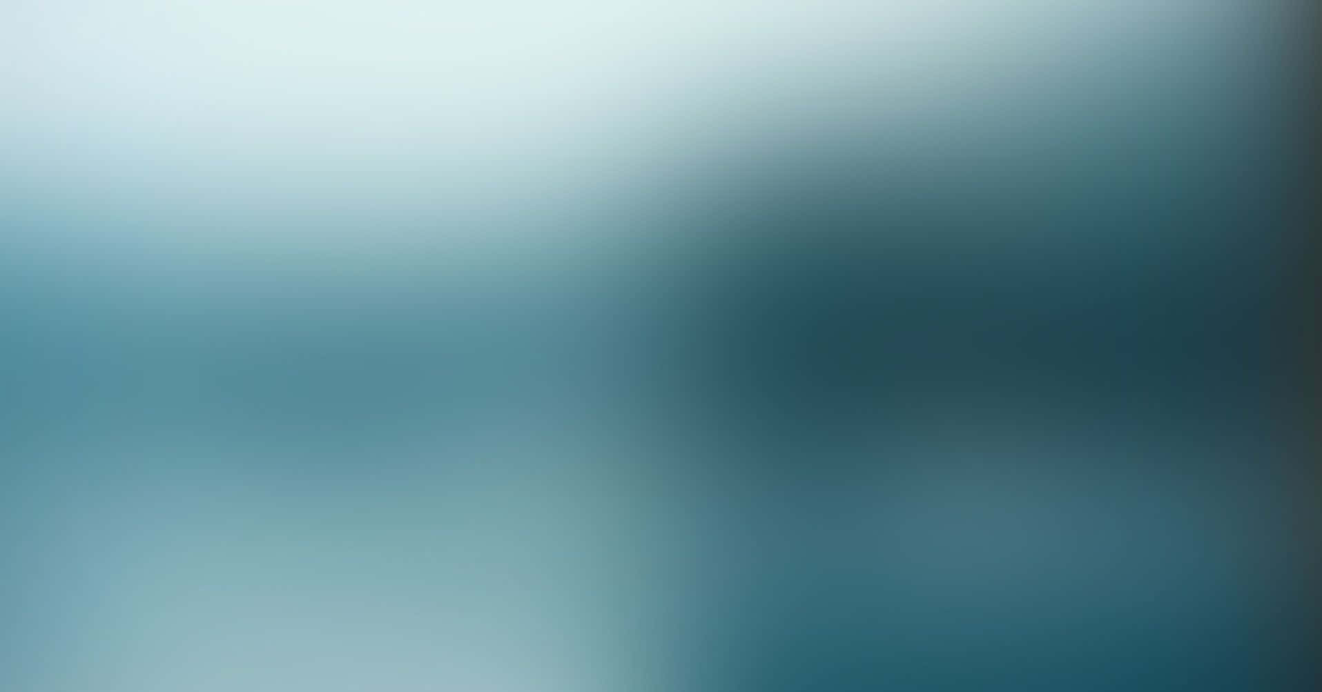 從陽光到雲朵：灰藍天空展現自然奇蹟 壁紙 — 冷藍色和青綠色的柔和漸變，融入朦朧的氛圍背景中。