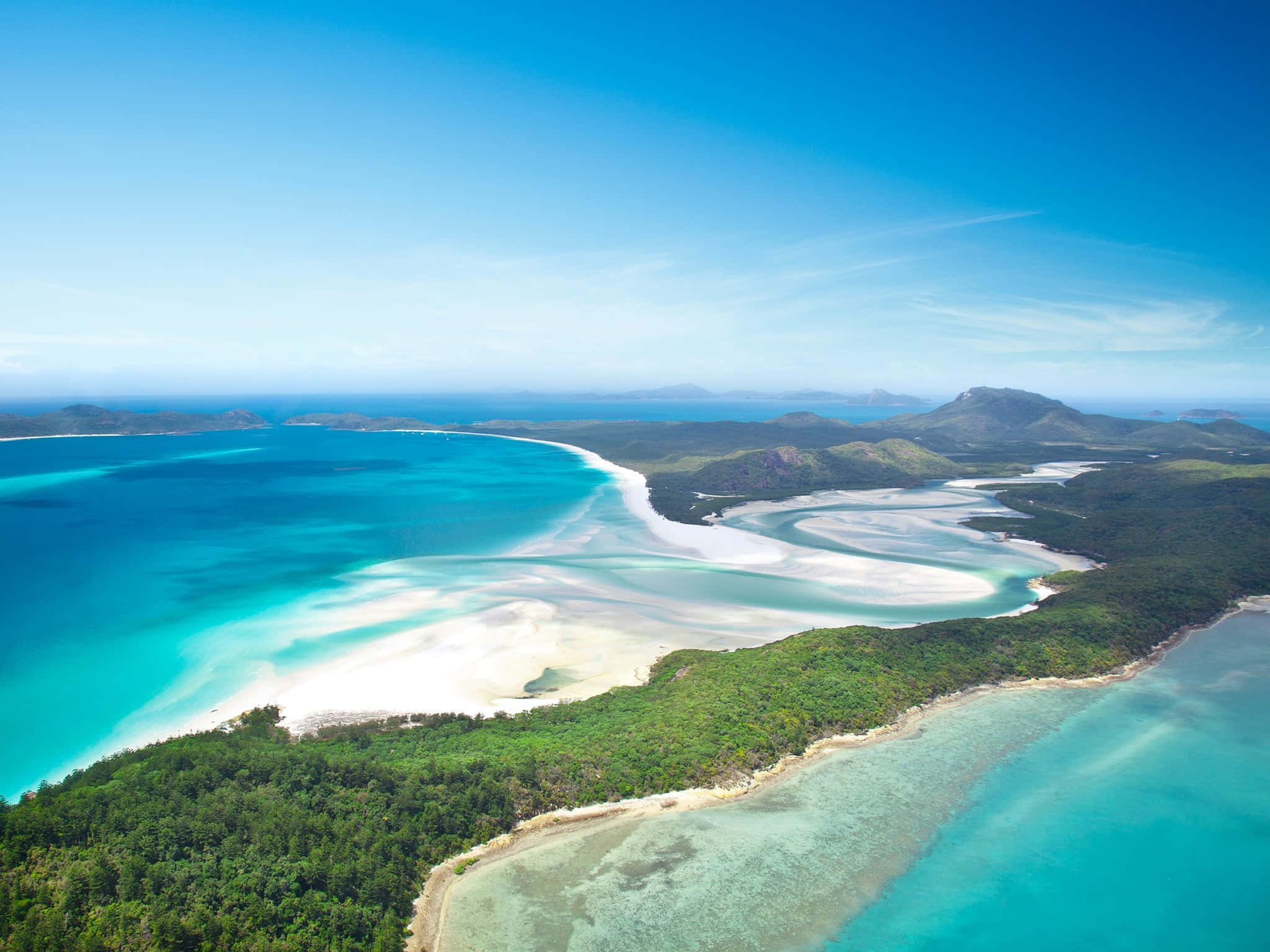 Beautiful Beach 桌布 壁紙 — 從高空俯瞰一個令人驚嘆的熱帶環礁，擁有碧綠色的海水、白色的沙洲和鬱鬱蔥蔥的綠色島嶼，在清澈的藍天下。