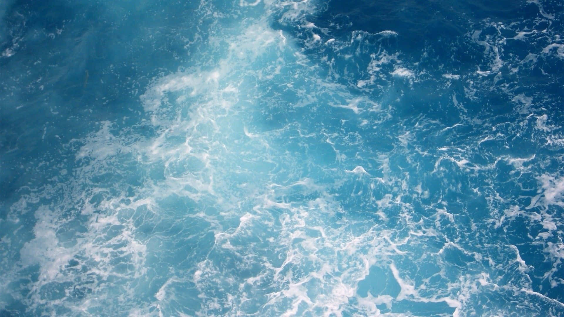 海浪 桌布 壁紙 — 從高空俯瞰波濤洶湧的海浪，白色泡沫狀的浪花在深藍色海水上翻騰。