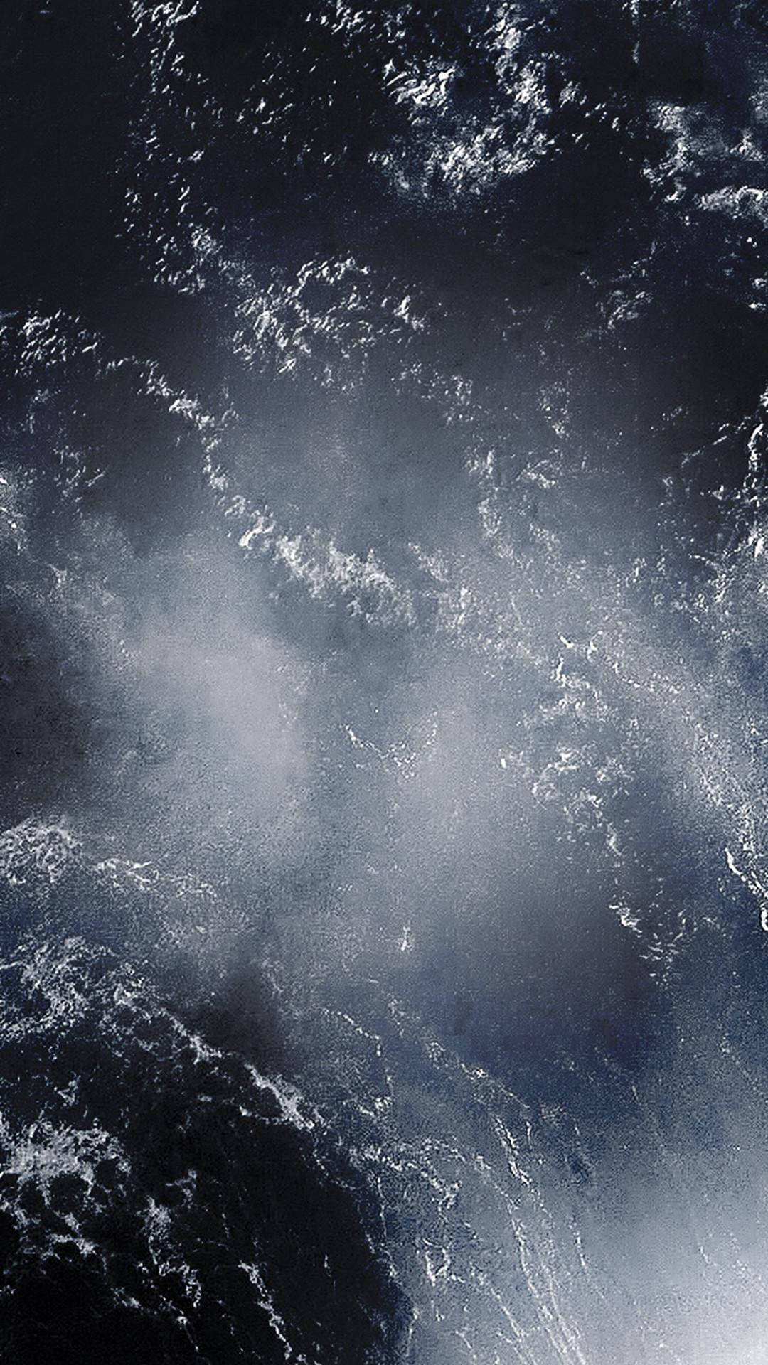 waves 桌布 壁紙 — 從高空俯瞰波濤洶湧的海浪在深藍與白色的混亂中撞擊並泛起泡沫。