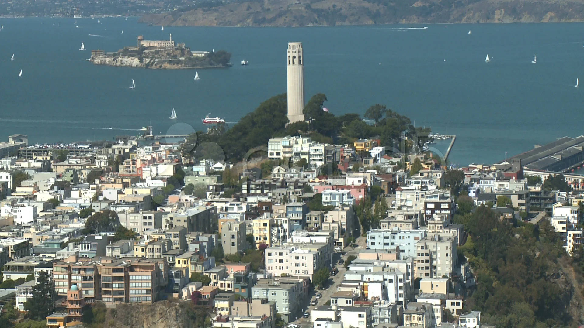 科伊特塔俯瞰三藩市，惡魔島和帆船在海灣中。