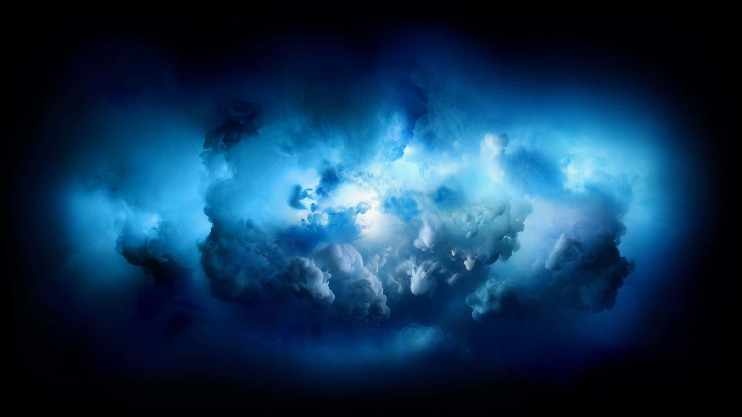 從高處欣賞藍天雲景 壁紙 — 戲劇性的藍色雲層在黑暗虛空中散發出內在光芒，營造出神秘而強大的氛圍。