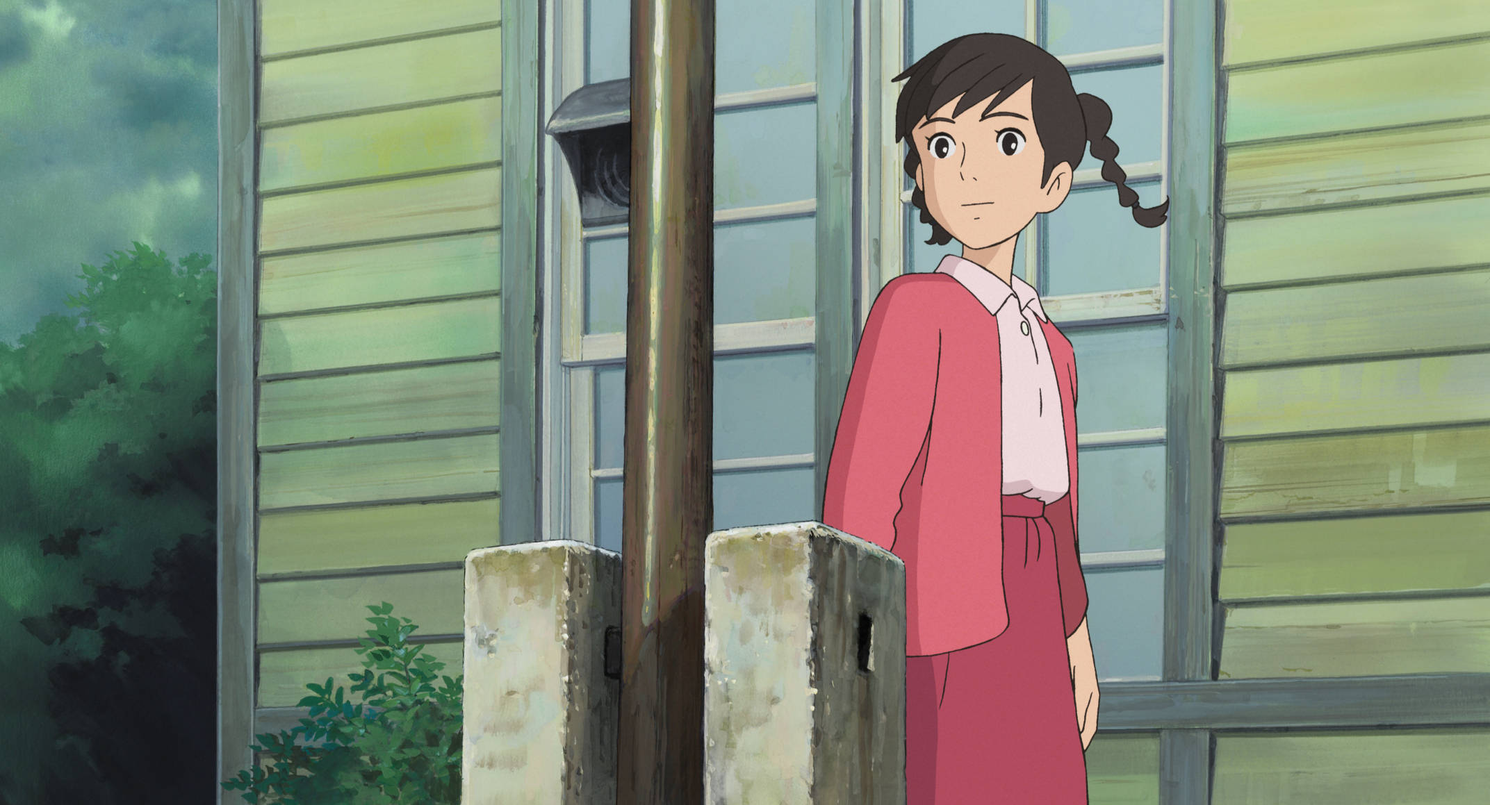 《從龜山頂上》umi松崎 壁紙 — 一個身穿粉紅色衣服的小女孩站在一間綠色牆板的木屋旁邊，背後是陰天。