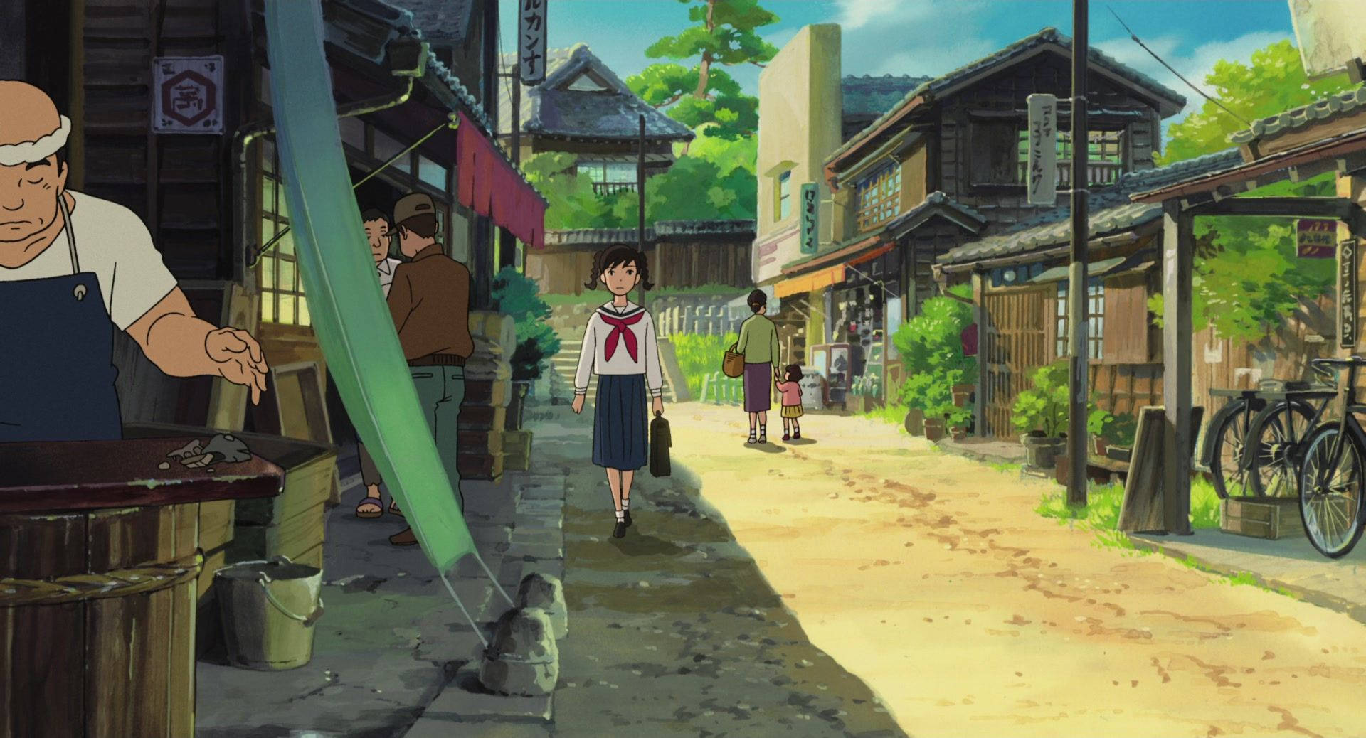 《從龜山頂上》行走的umi 壁紙 — 一個穿著校服的年輕女孩走在陽光普照的日本街道上，街道兩旁有木製商店和單車。