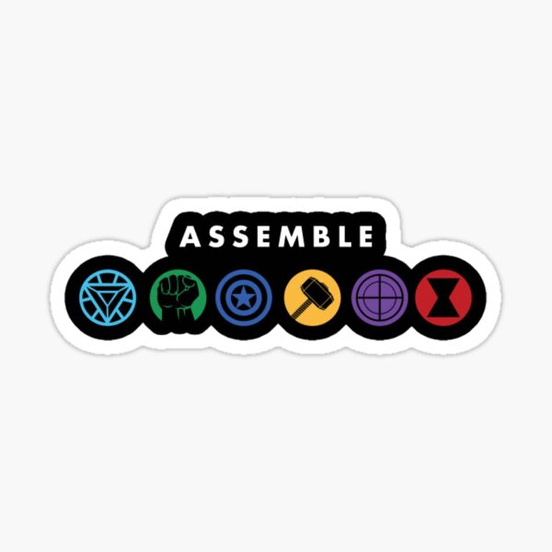 復仇者聯盟 圖標 壁紙 — 一張貼紙，上面有「ASSEMBLE」字樣，下方有六個色彩繽紛的超級英雄符號，包括無限寶石、拳頭、盾牌、錘子、地球儀和沙漏。