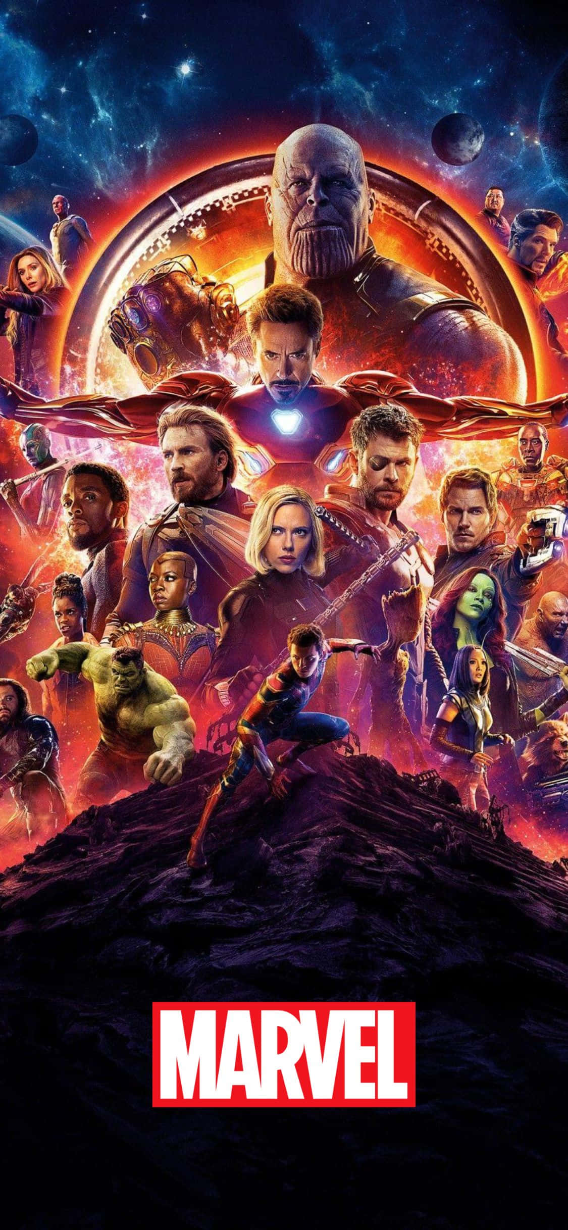 復仇者聯盟：無限之戰海報 iPhone XS Marvel 壁紙 — 一個宇宙超級英雄團隊在黑暗星球上傲然站立，背景是充滿活力的星雲，薩諾斯在上方籠罩。