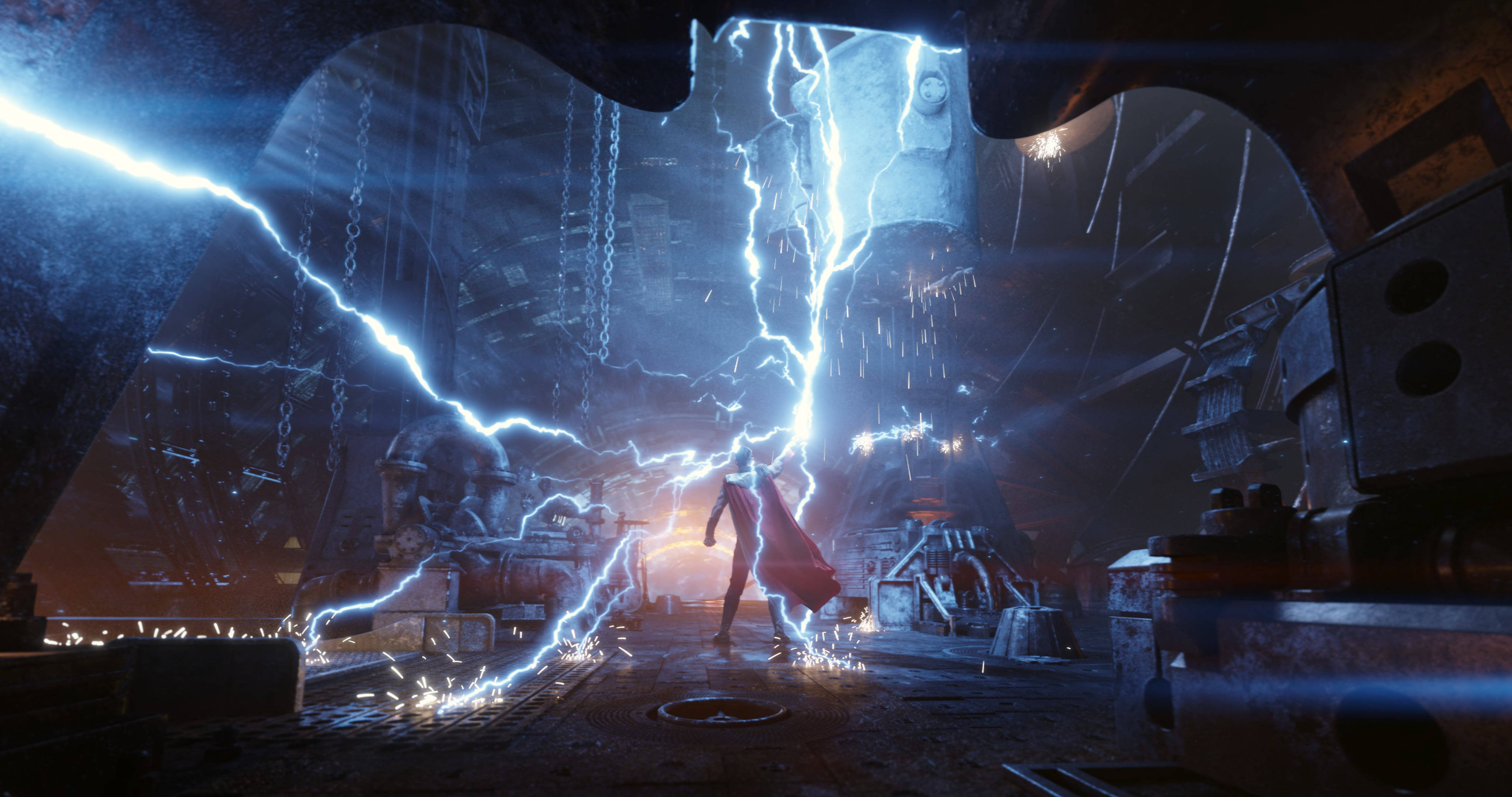 復仇者聯盟：無限戰爭 4K 雷神之力 壁紙 — 一位身穿紅色斗篷的超級英雄站在黑暗工業廢墟中，周圍是藍色閃電風暴。