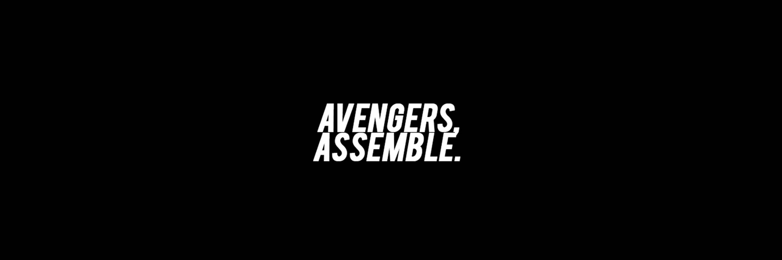 復仇者聯盟 黑白 壁紙 — 粗體白色文字「avengers assemble」居中顯示在純黑色背景上。