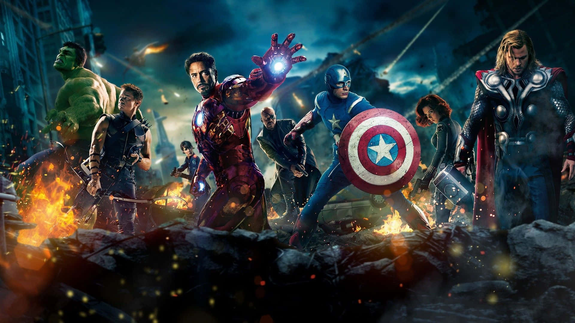 Iron Man Movies 桌布 壁紙 — 復仇者聯盟在熾熱的戰鬥場景中集結，鐵甲奇俠發光，美國隊長手持盾牌。