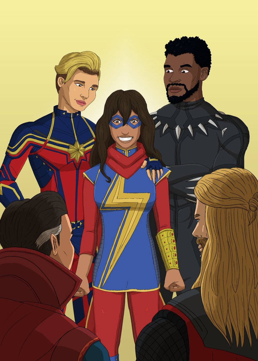 復仇者聯盟與 Ms Marvel 壁紙 — 一幅充滿活力的漫畫風格插圖，描繪了驚奇隊長在溫暖黃色燈光的群體場景中，被黑豹和美國隊長等英雄包圍。
