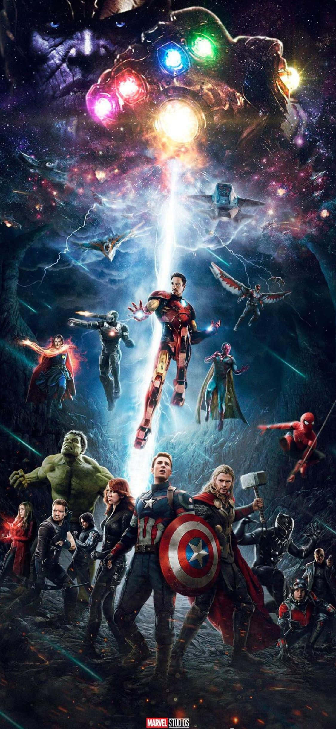 復仇者聯盟酷炫圖案 iPhone XS Marvel 壁紙 — 復仇者聯盟集結，在宇宙戰鬥中對抗揮舞著發光無限手套的薩諾斯。