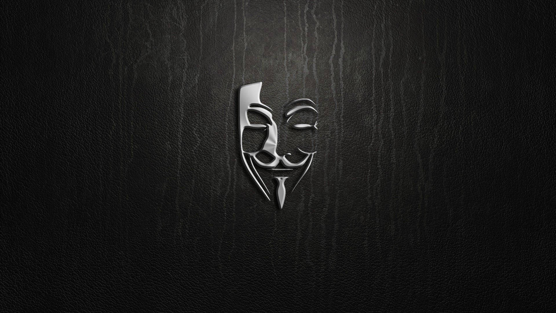 在深色紋理皮革背景上的銀色蓋伊·福克斯面具