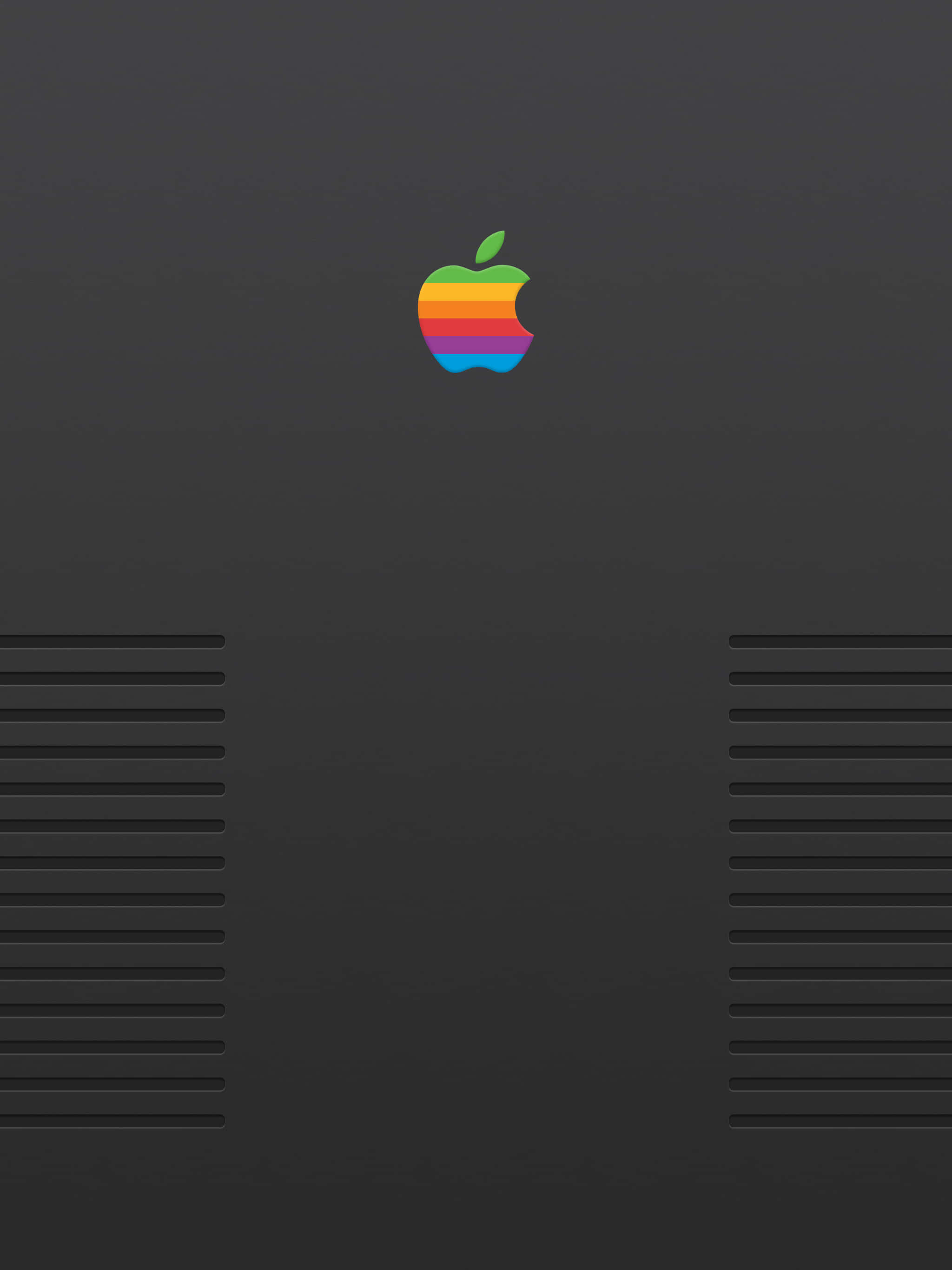 復古 Apple 標誌 壁紙 — 復古彩虹Apple標誌居中於啞光黑色電腦機箱上，帶有對稱通風條。
