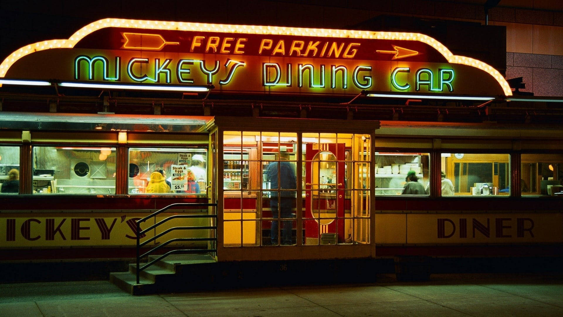 夜晚被霓虹燈招牌照亮的 Mickey's Dining Car 餐廳。
