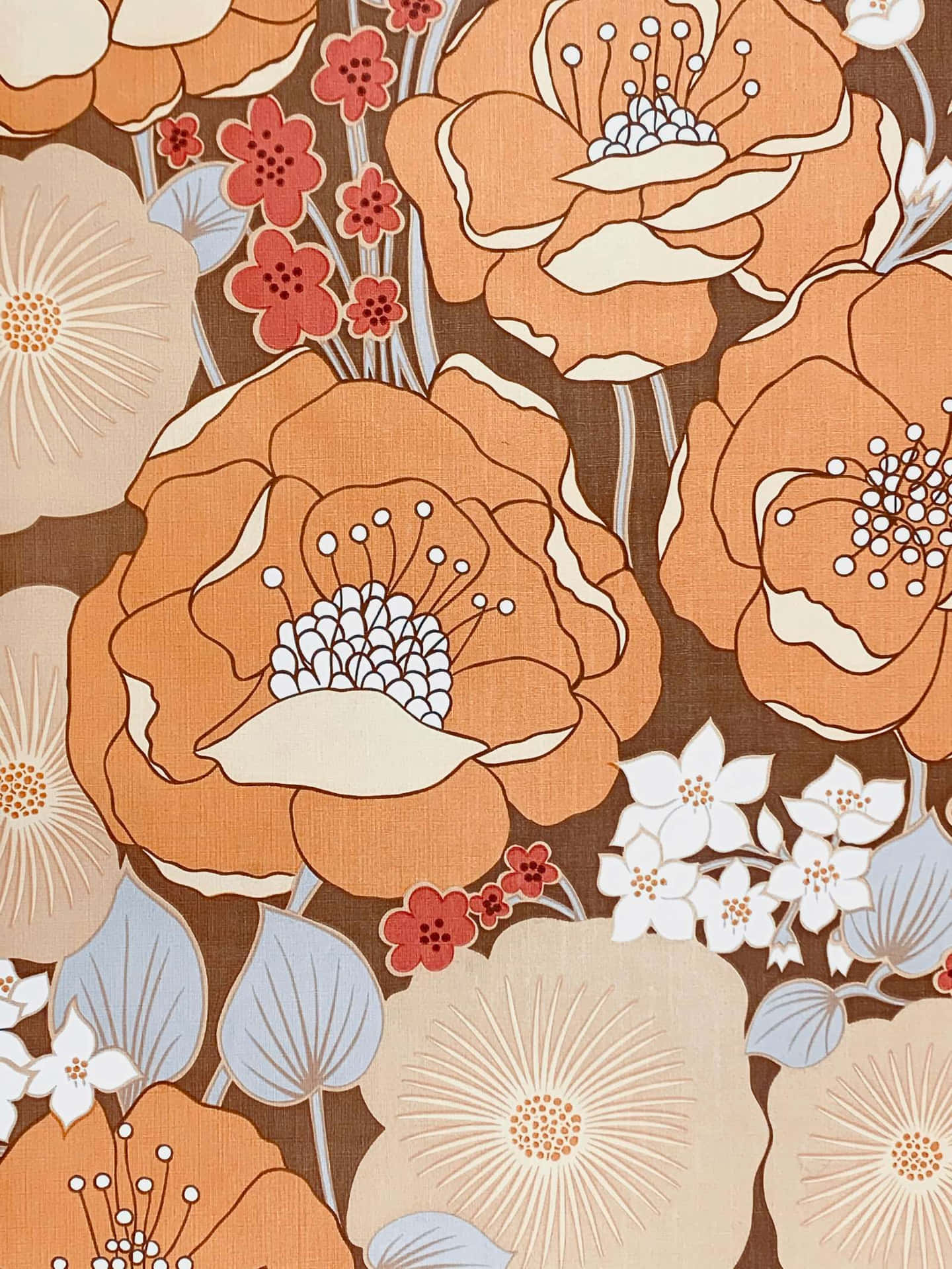 復古花卉牆紙，棕色背景上帶有橙米色、紅色和白色花朵。