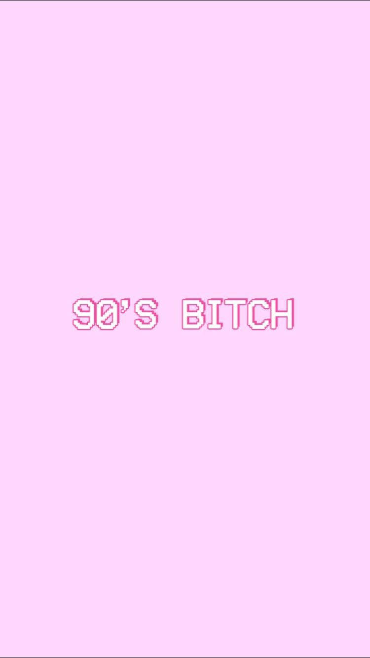 像素化粉紅色文字「90's BITCH」在淺粉紅色背景上。