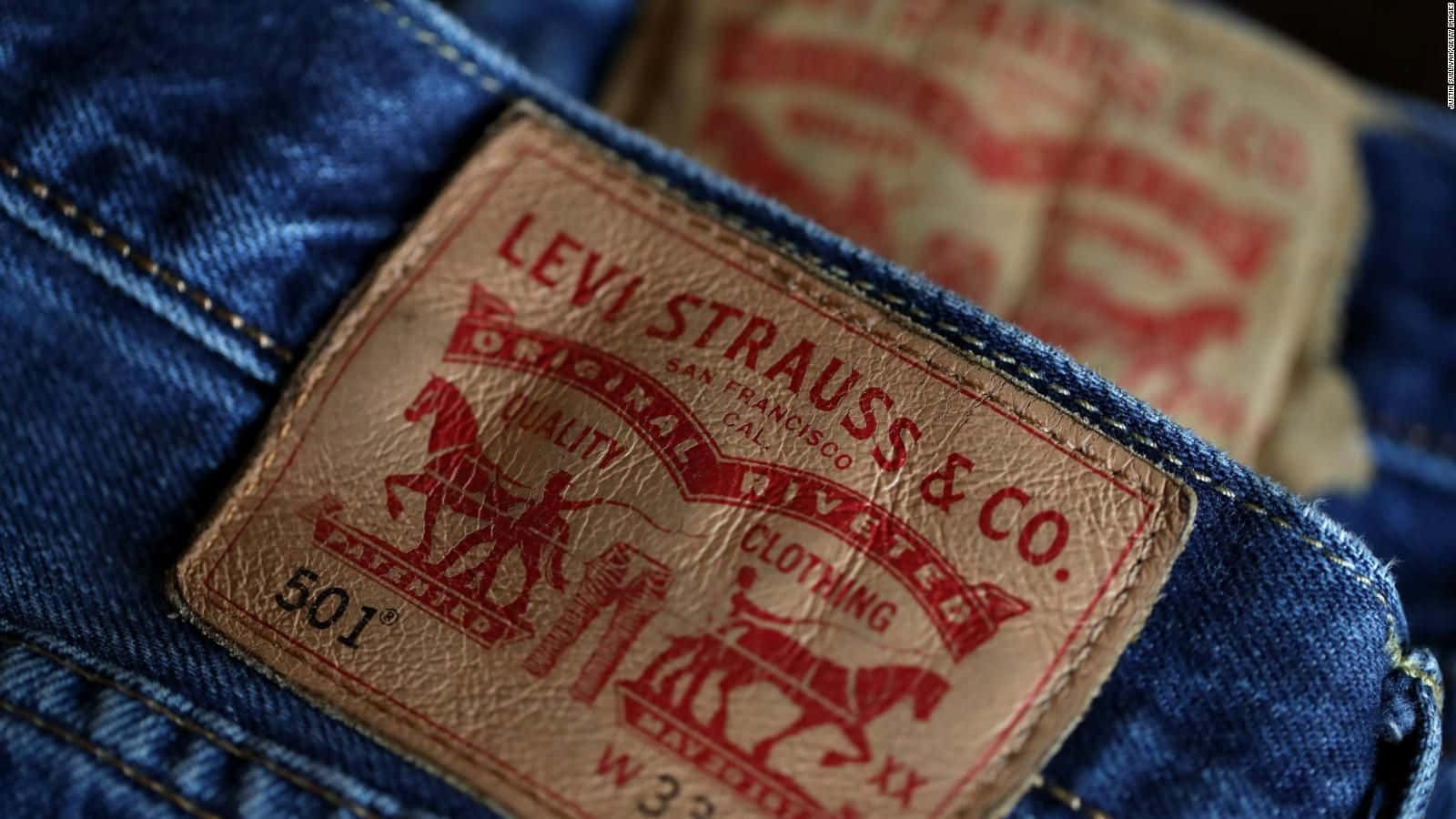 Jeans 桌布 壁紙 — 復古Levi Strauss & Co. 501牛仔布標籤的特寫，縫在藍色牛仔褲上，帶有紅色墨水細節。