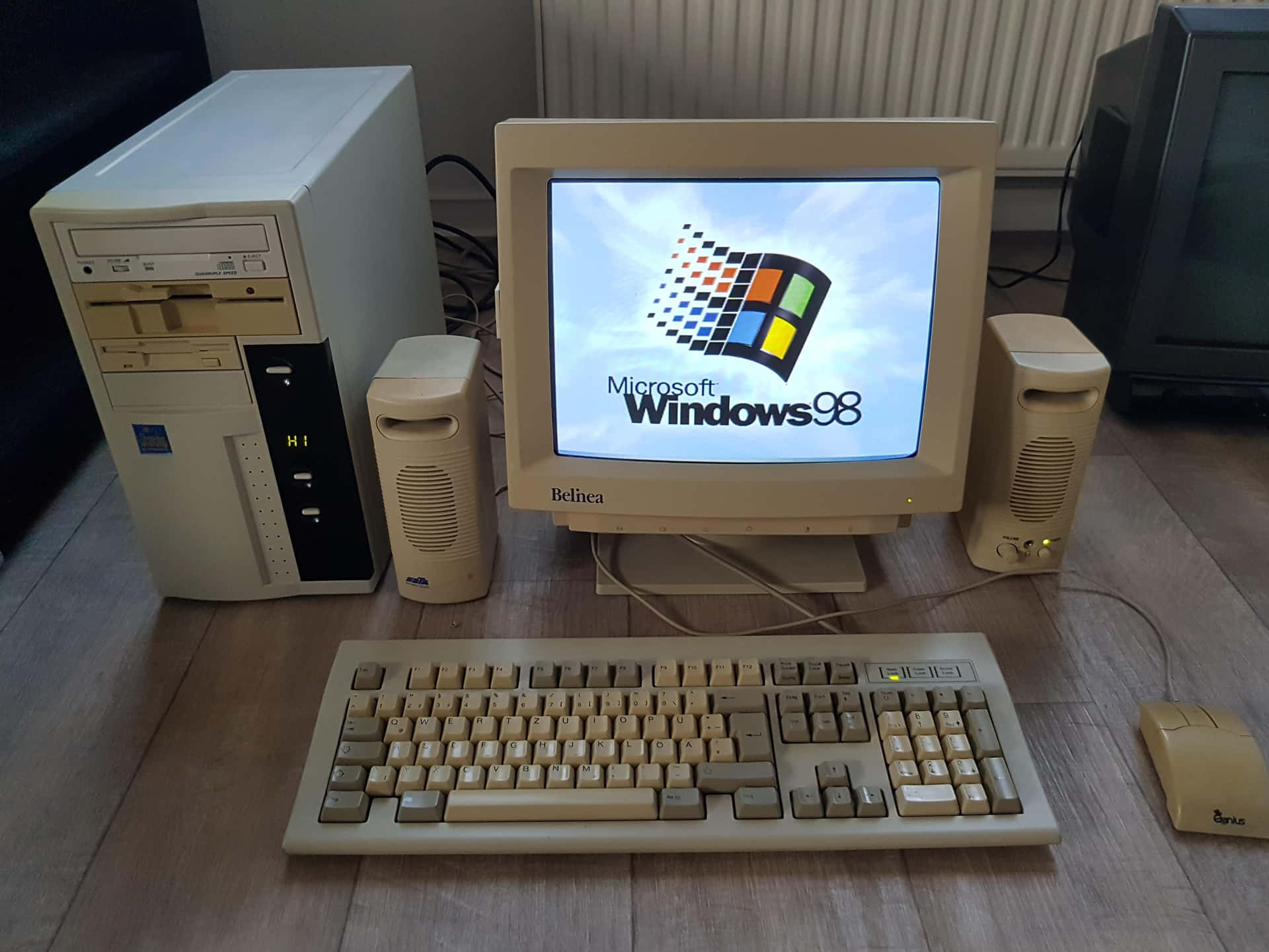 復古米色桌上電腦，CRT顯示器上顯示Windows 98啟動畫面。